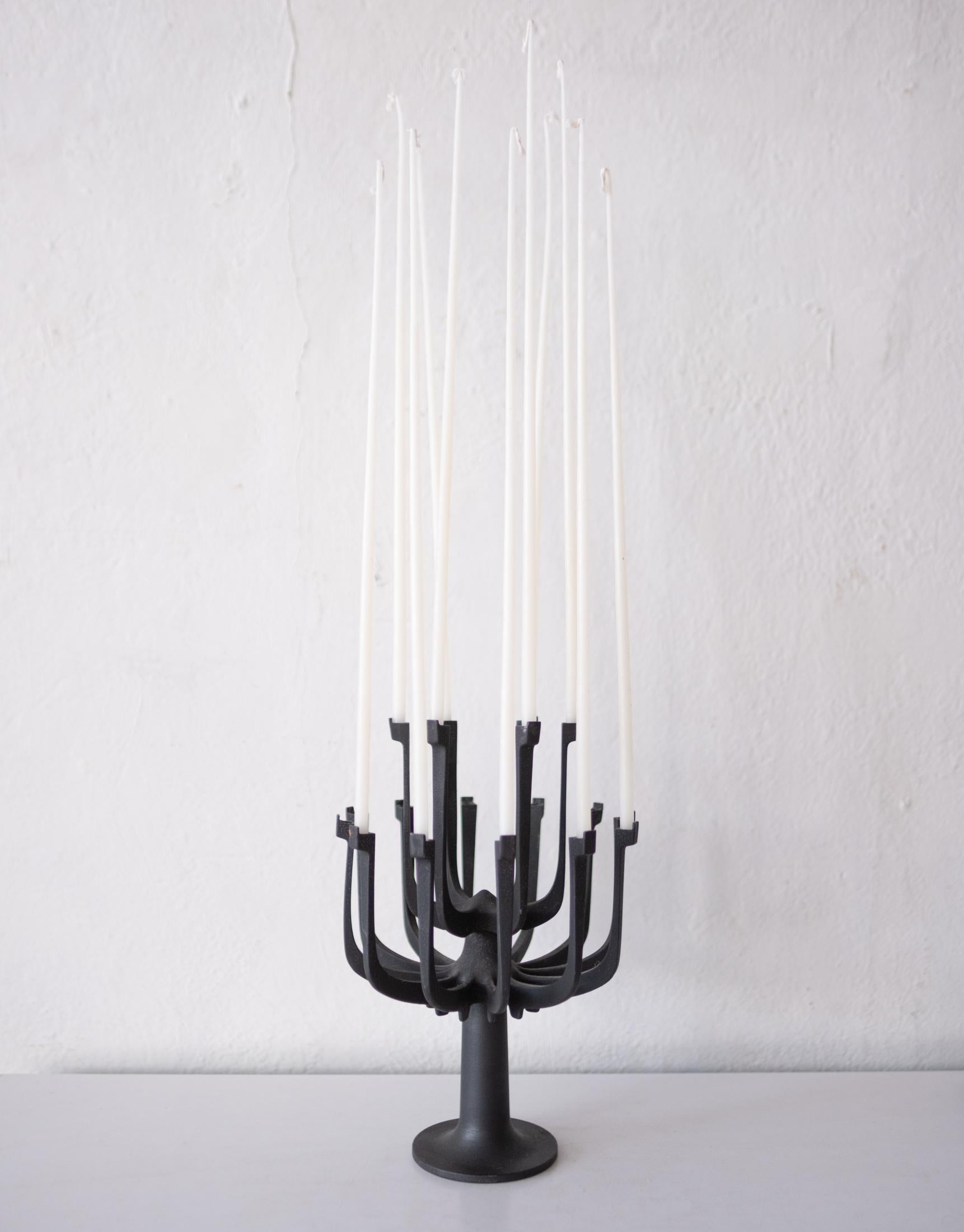 Von Gunnar Cyren entworfener Kerzenhalter aus Eisen von Dansk. Teil der Lysestager-Linie. Dies ist eine seltene Form. Enthält eine Schachtel mit spitz zulaufenden Dansk-Kerzen.