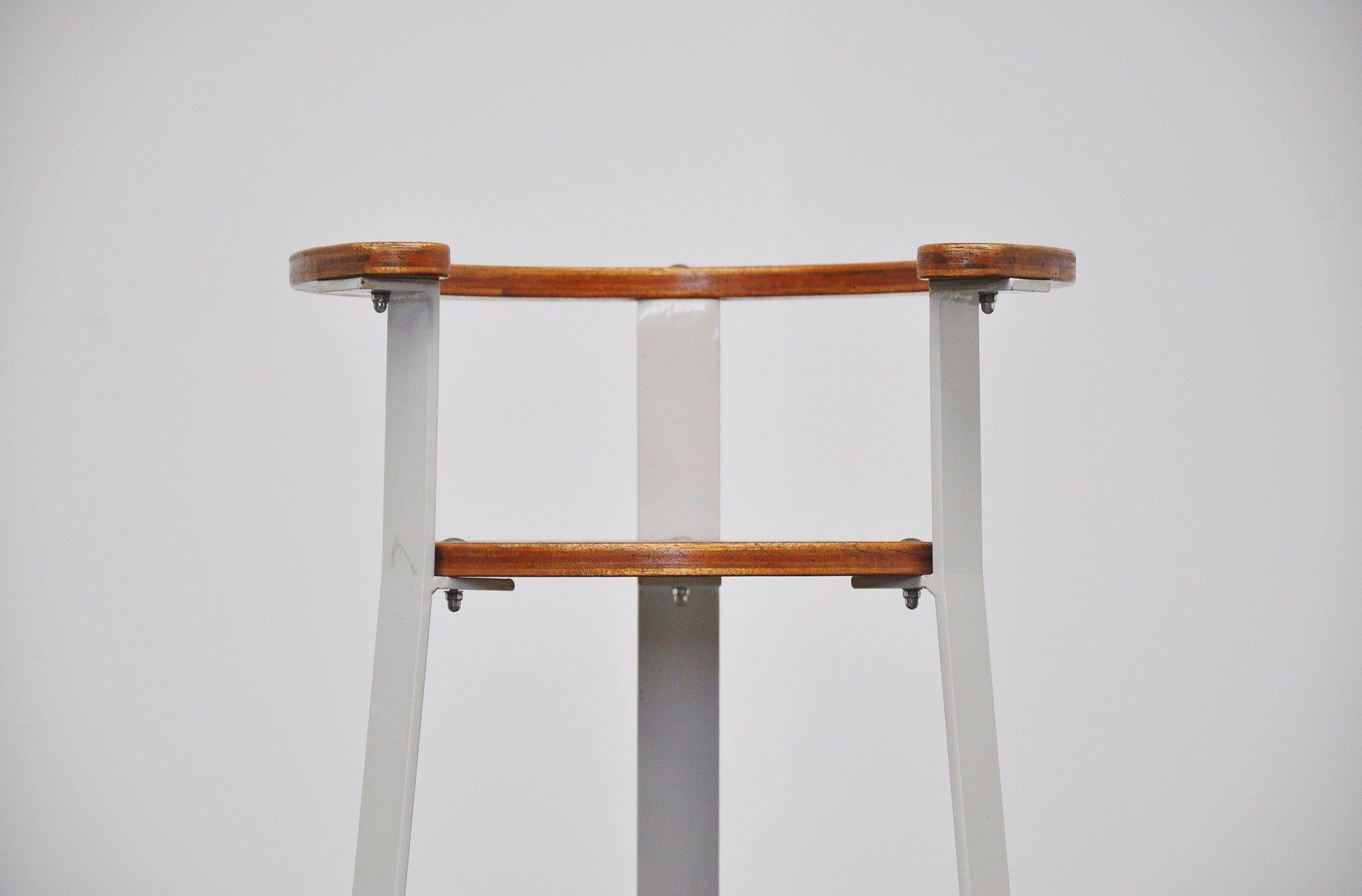 Super eleganter hoher Kinderstuhl, entworfen vom niederländischen Architekten Gunnar Daan, Holland, 1966. Dieser Stuhl wurde von Gunnar Daan entworfen und für seine eigenen Kinder hergestellt. Später wurde dies von Metz & Co. in die Produktion