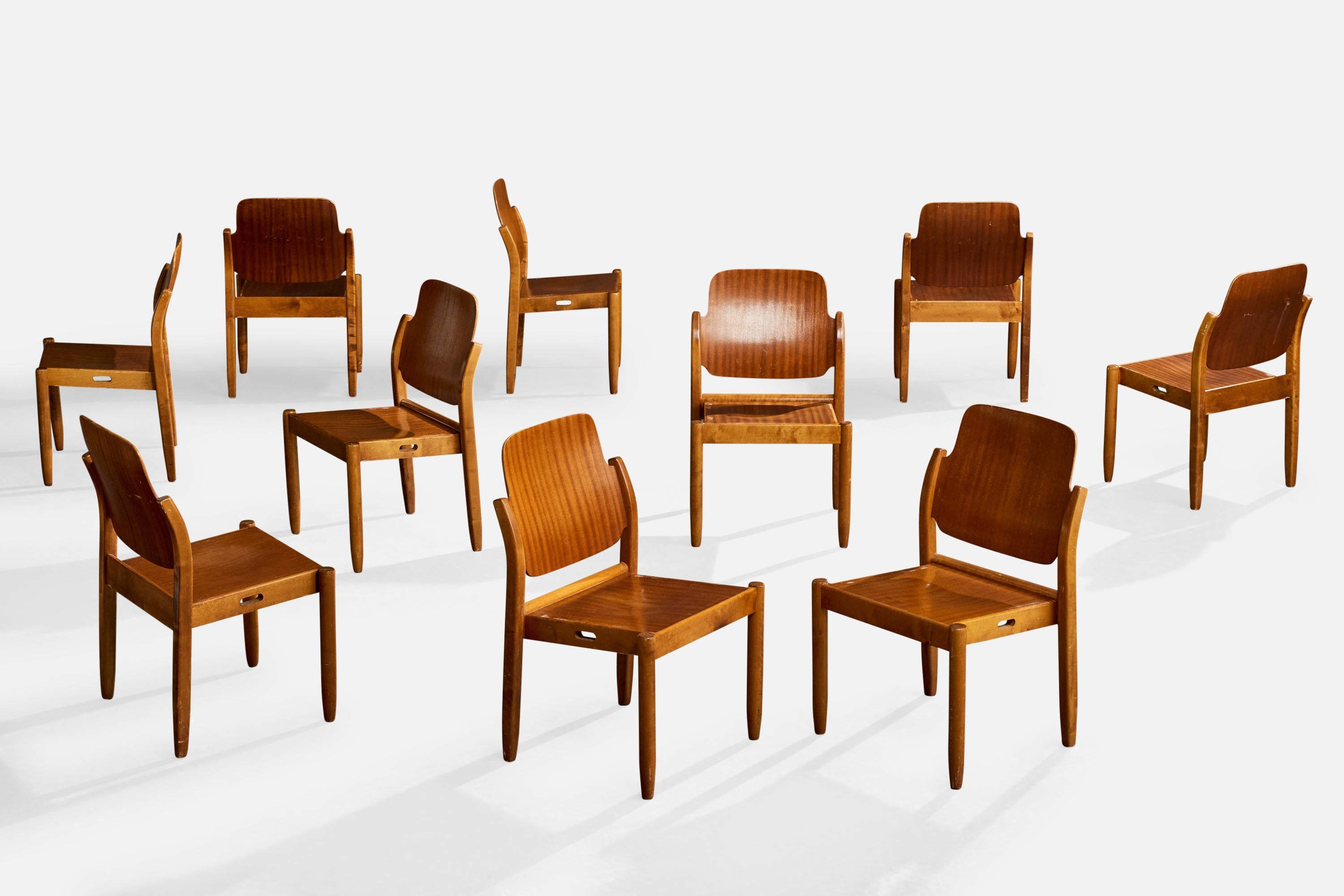 Un set di 10 sedie o sedie da sala da pranzo impilabili in betulla e mogano, modello Åkerblom, disegnate da Gunnar Eklöf e prodotte da Asko, Finlandia, C.C. 1953.

Modello con proprietà ergonomiche sviluppato in collaborazione con il medico Bengt