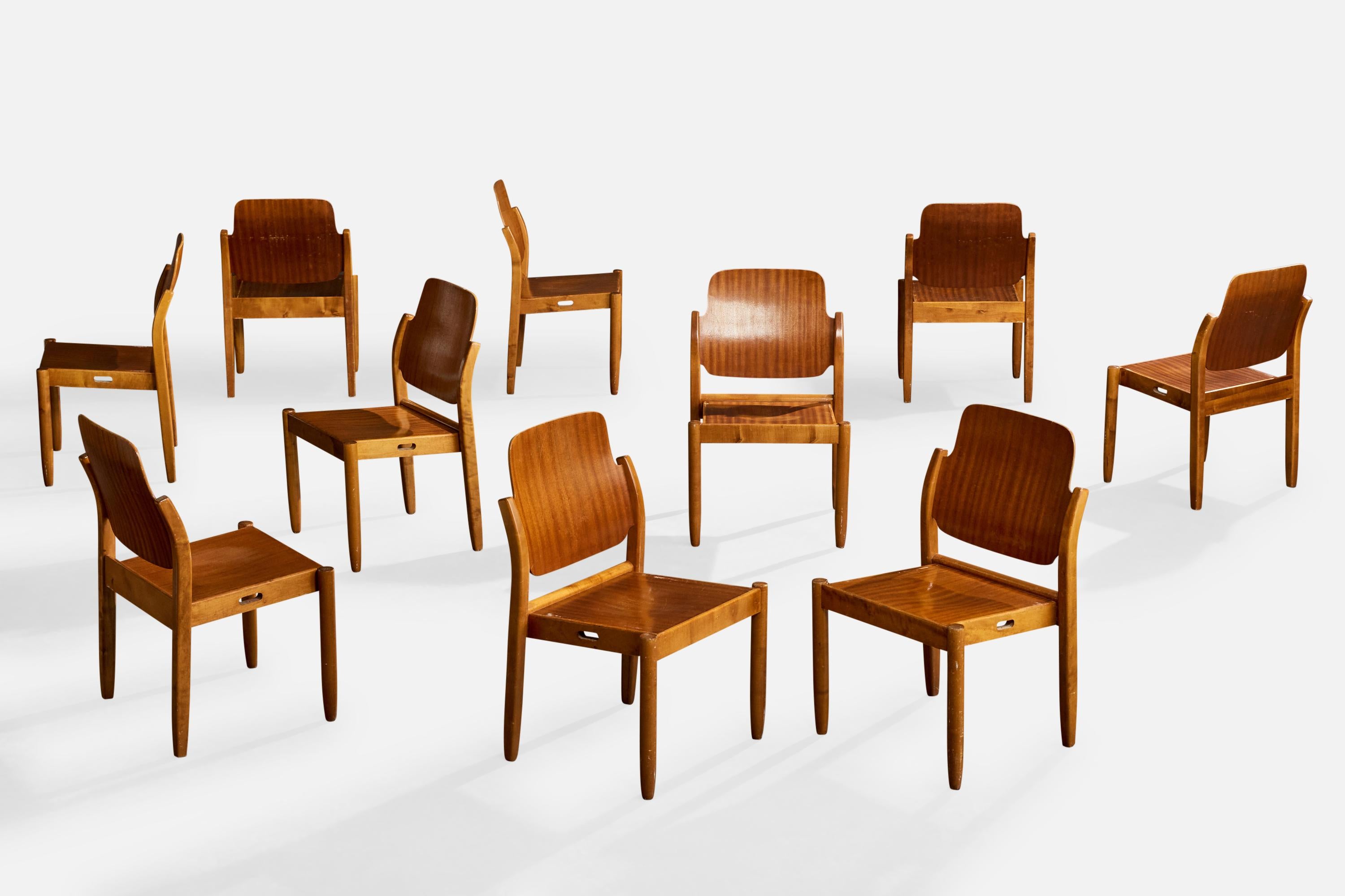 Un ensemble de 10 chaises de salle à manger ou chaises d'appoint empilables en bouleau et acajou, modèle Åkerblom, conçu par Gunnar Eklöf et produit par Asko, Finlande, C.C. 1953.

Modèle aux propriétés ergonomiques développé en partenariat avec le