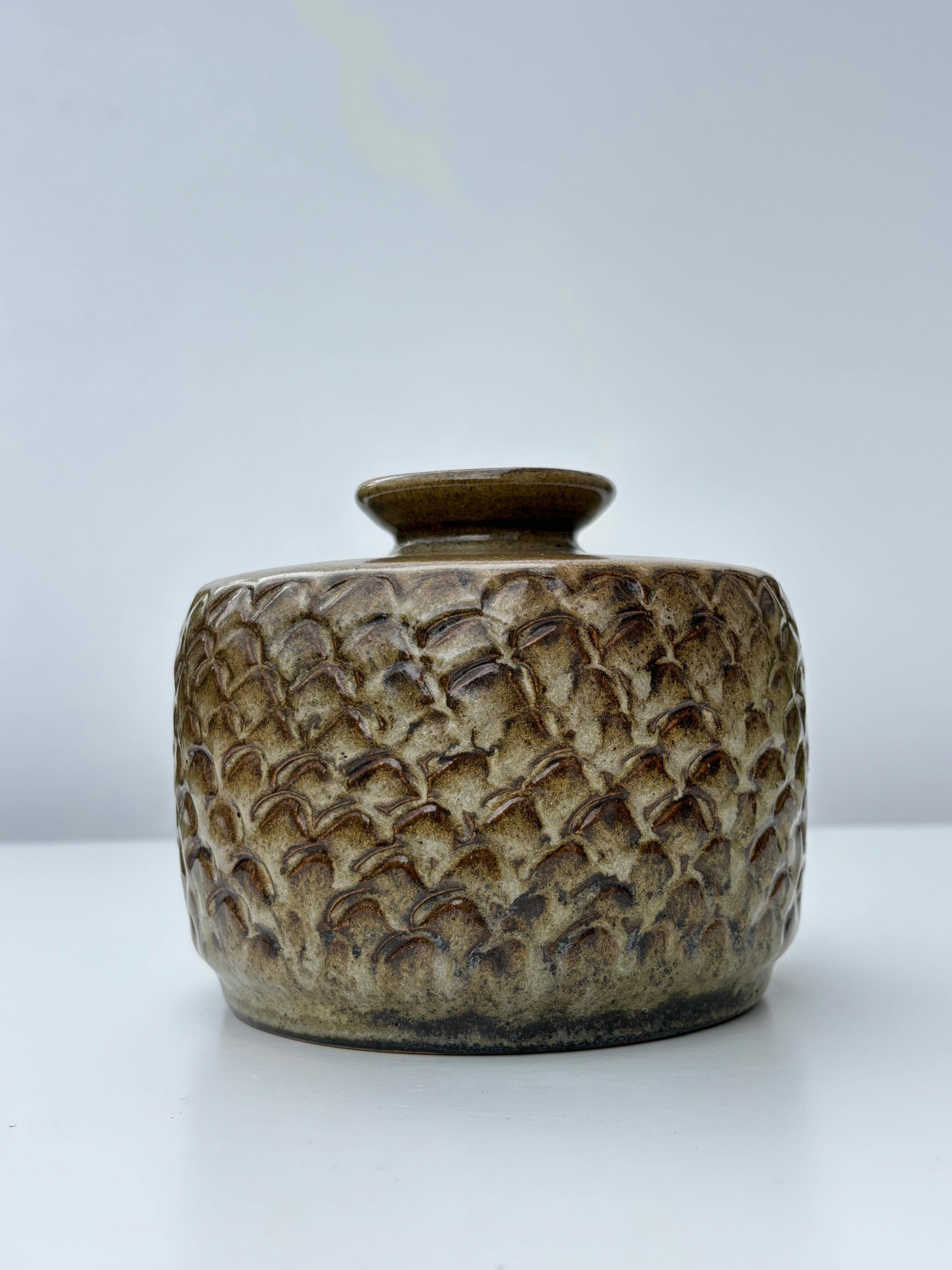 Eine sehr künstlerische Vase aus organischem, modernem Steinzeug, entworfen und hergestellt von Gunnar Hansson in seinem eigenen Studio in der schwedischen Kleinstadt Lomma, ca. 1950-1960. Nach dem Vorbild von Axel Salto, Saxbo, Rörstrand, Royal