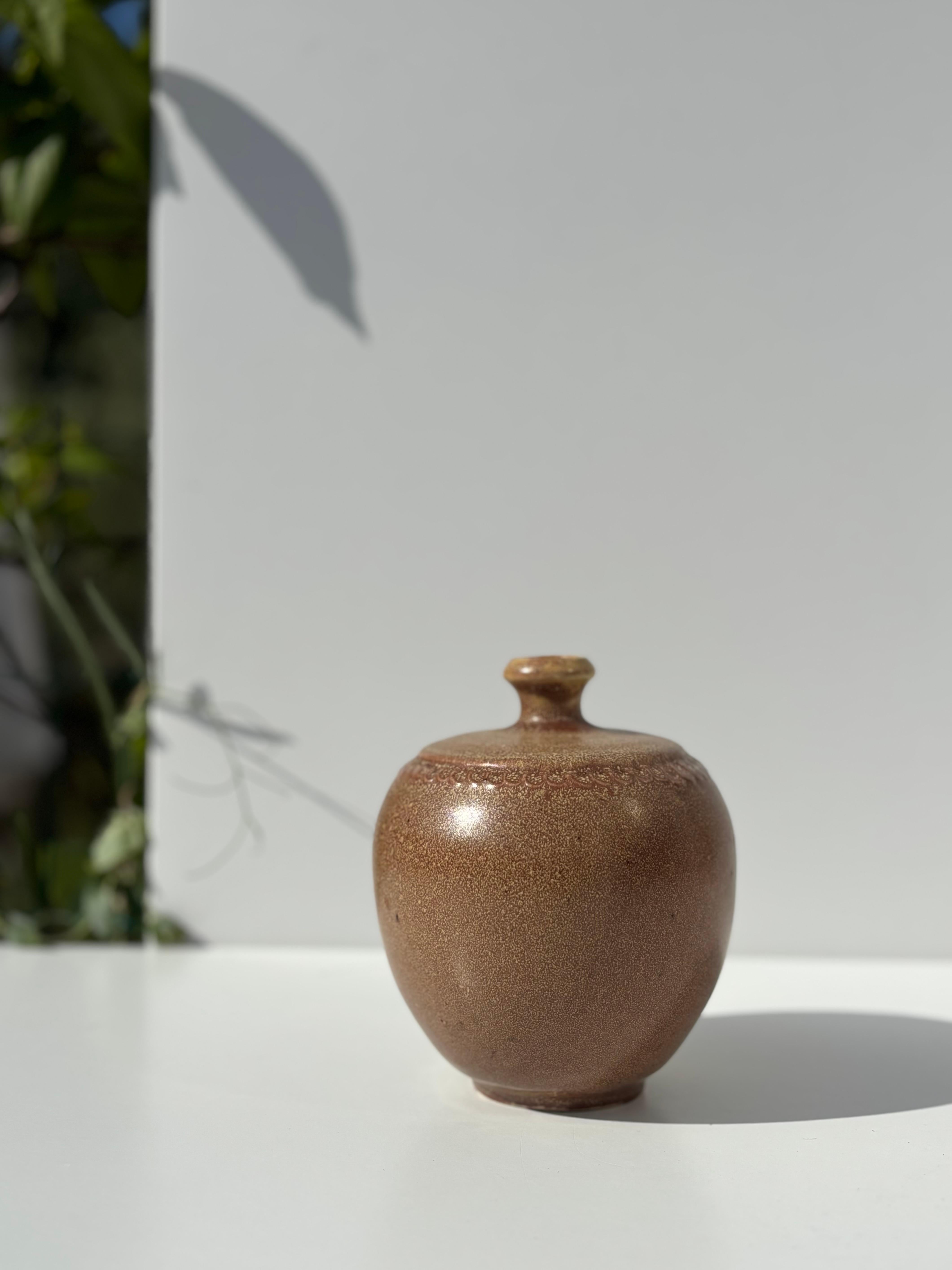 Vase aus organischem, modernem Steinzeug, entworfen und hergestellt vom Keramikkünstler Gunnar Hansson in seinem eigenen Studio in der schwedischen Kleinstadt Lomma, um 1950-1960. Im Stil von Saxbo, Salto, Palshus, Rörstrand, Royal Copenhagen.
