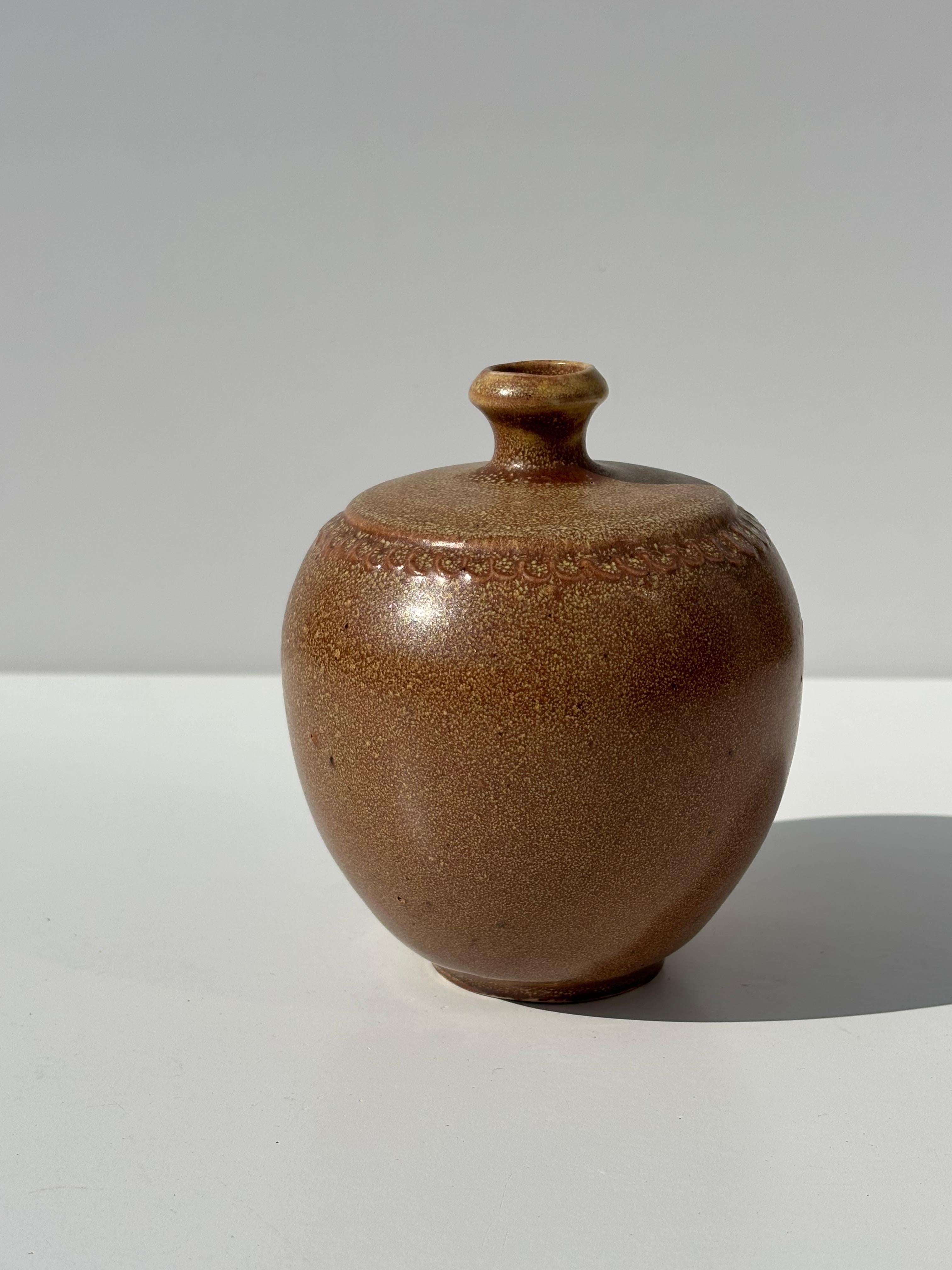Gunnar Hansson Erdfarbene Steingutvase, 1950er Jahre (Schwedisch) im Angebot