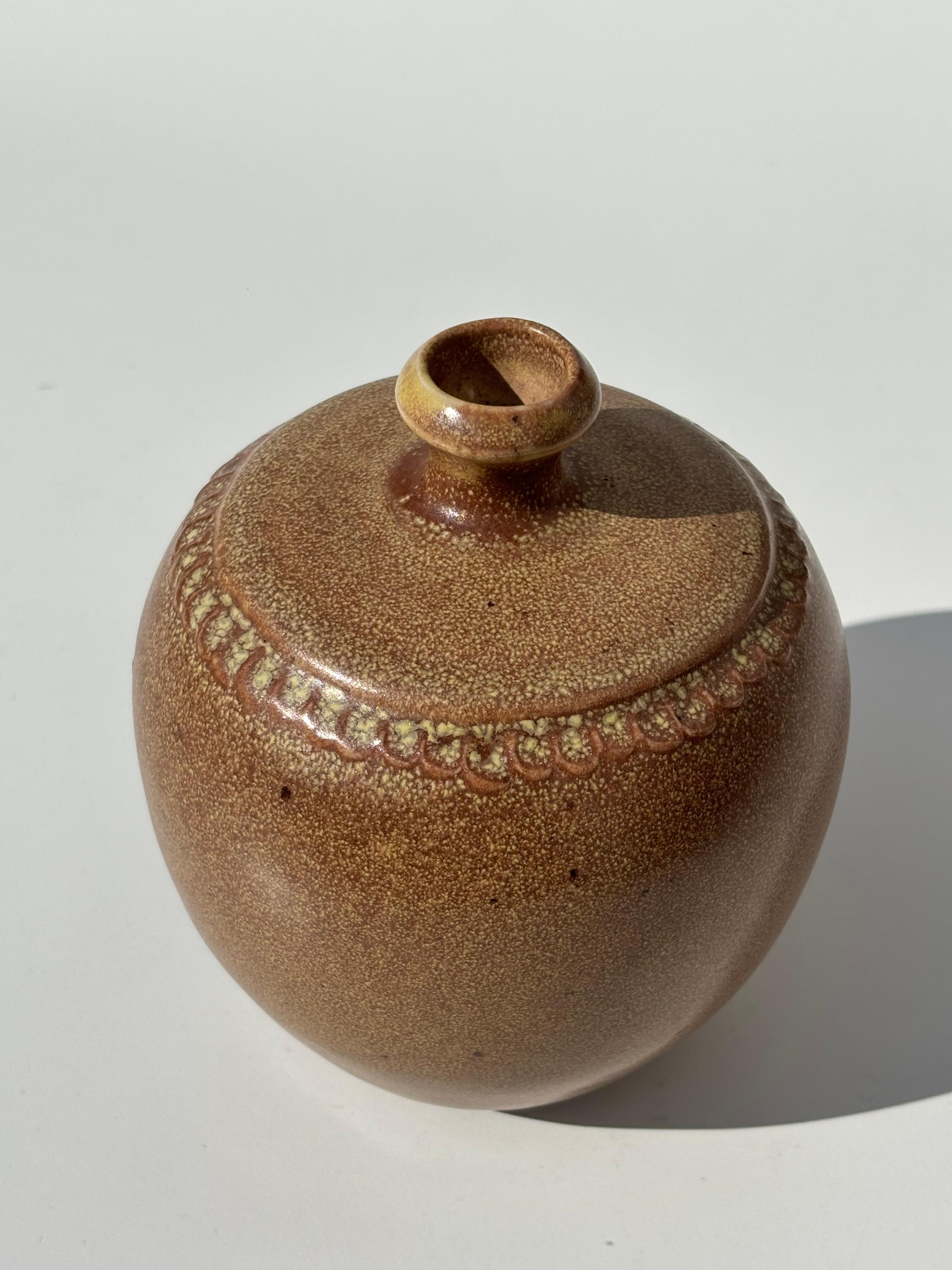 Gunnar Hansson Erdfarbene Steingutvase, 1950er Jahre im Angebot 1