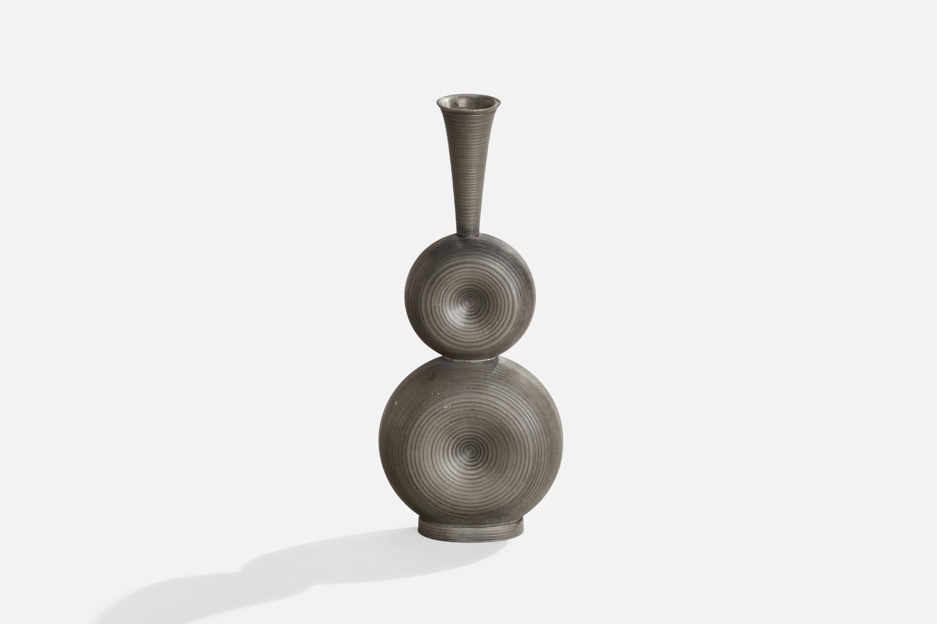 Bottiglia o vaso in peltro disegnato e prodotto da Gunnar Havstad, Norvegia, anni '60 circa.
