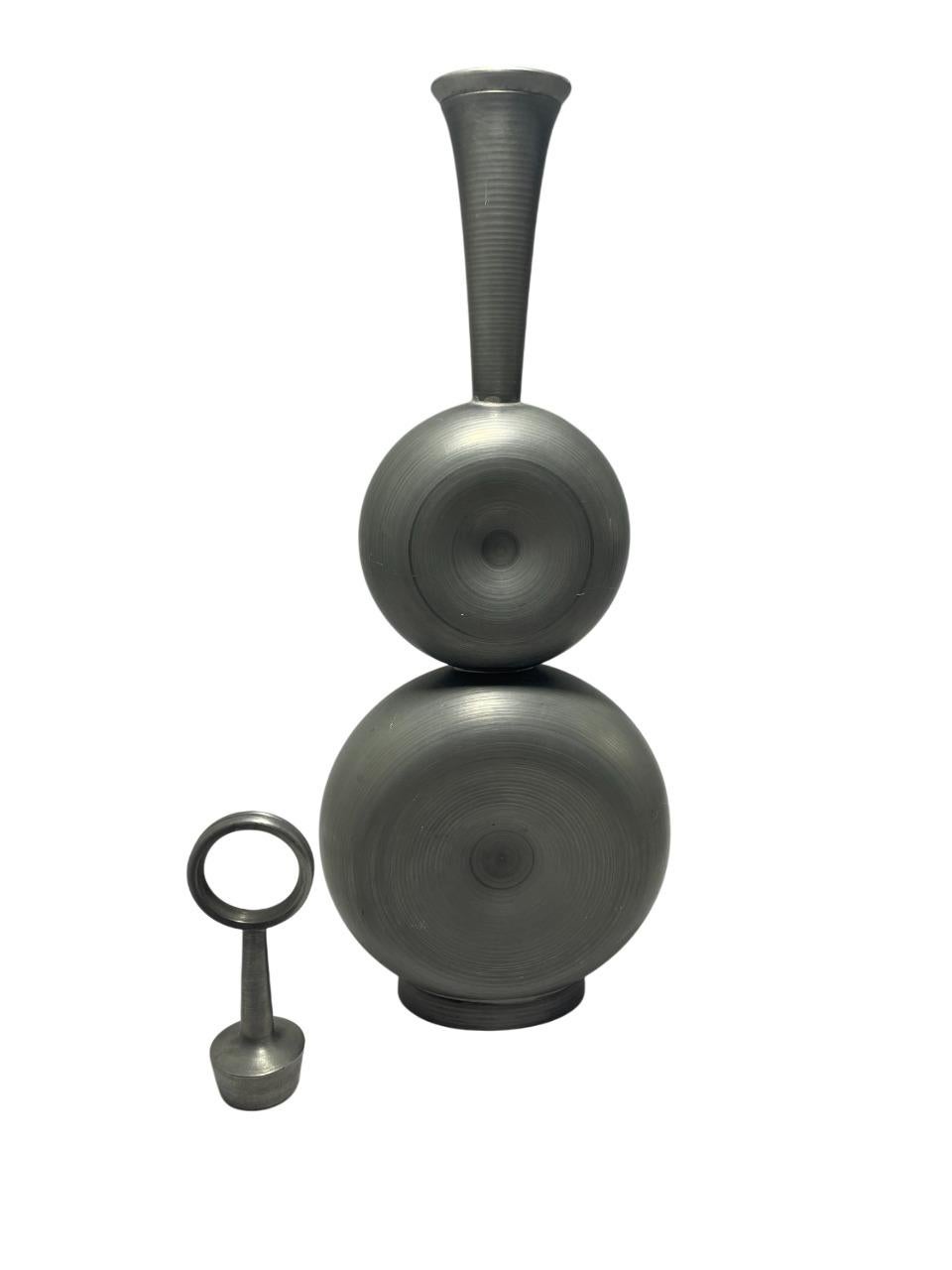 Elegante und architektonische modernistische Zinnflasche, entworfen von Gunnar Havstad, einem der bekanntesten norwegischen Metallkünstler des 20. Dieses in den 1950er Jahren geschaffene skulpturale Gefäß zeichnet sich durch eine kühne geometrische