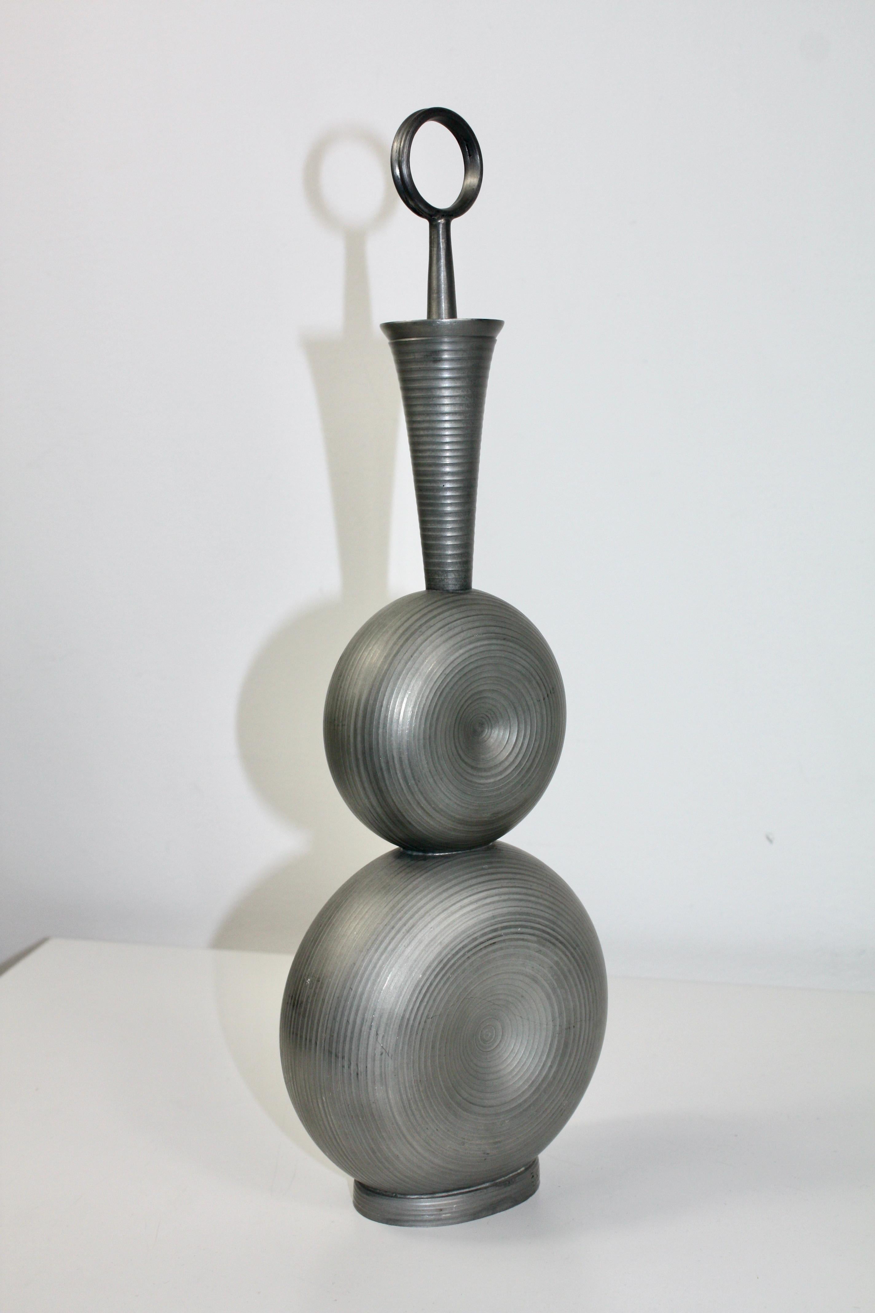 Mid-Century moderno Decanter scultoreo in peltro di Gunnar Havstad, Norvegia, 1950 in vendita