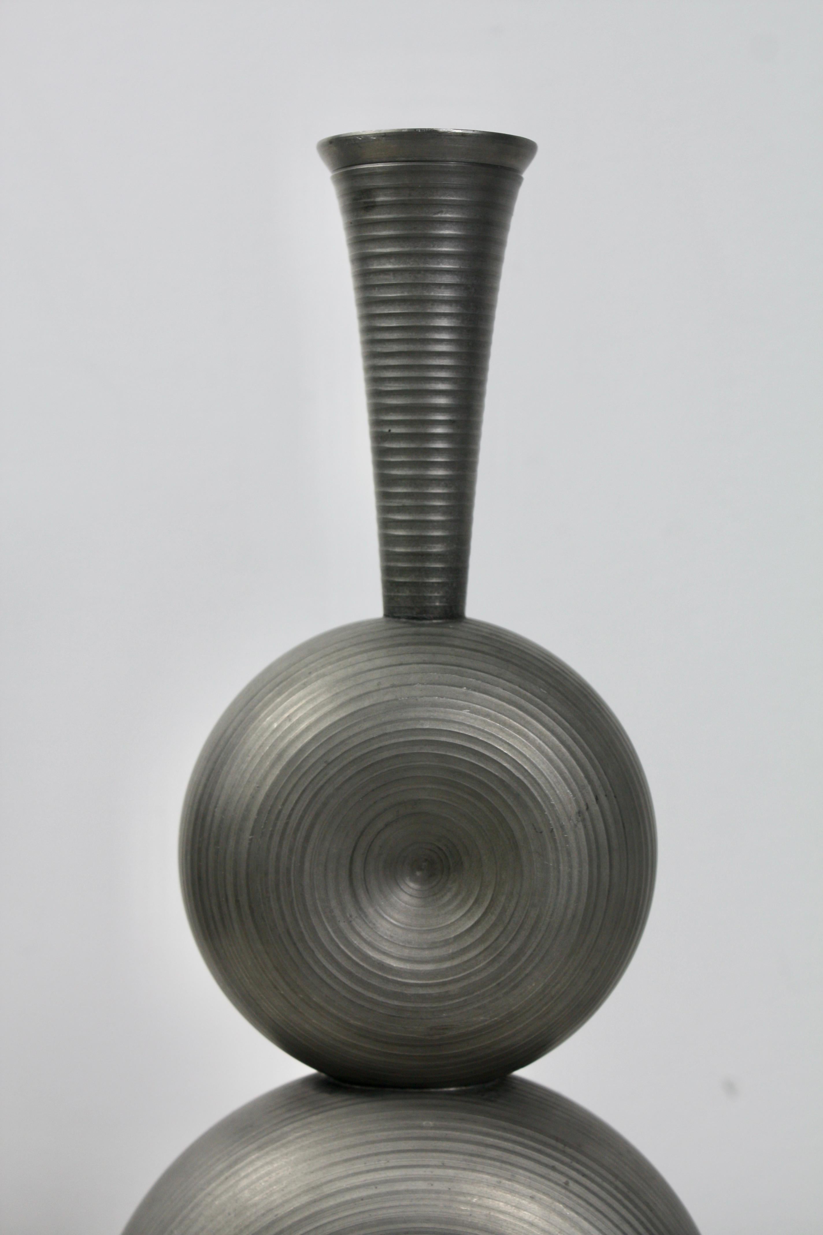 Fatto a mano Decanter scultoreo in peltro di Gunnar Havstad, Norvegia, 1950 in vendita