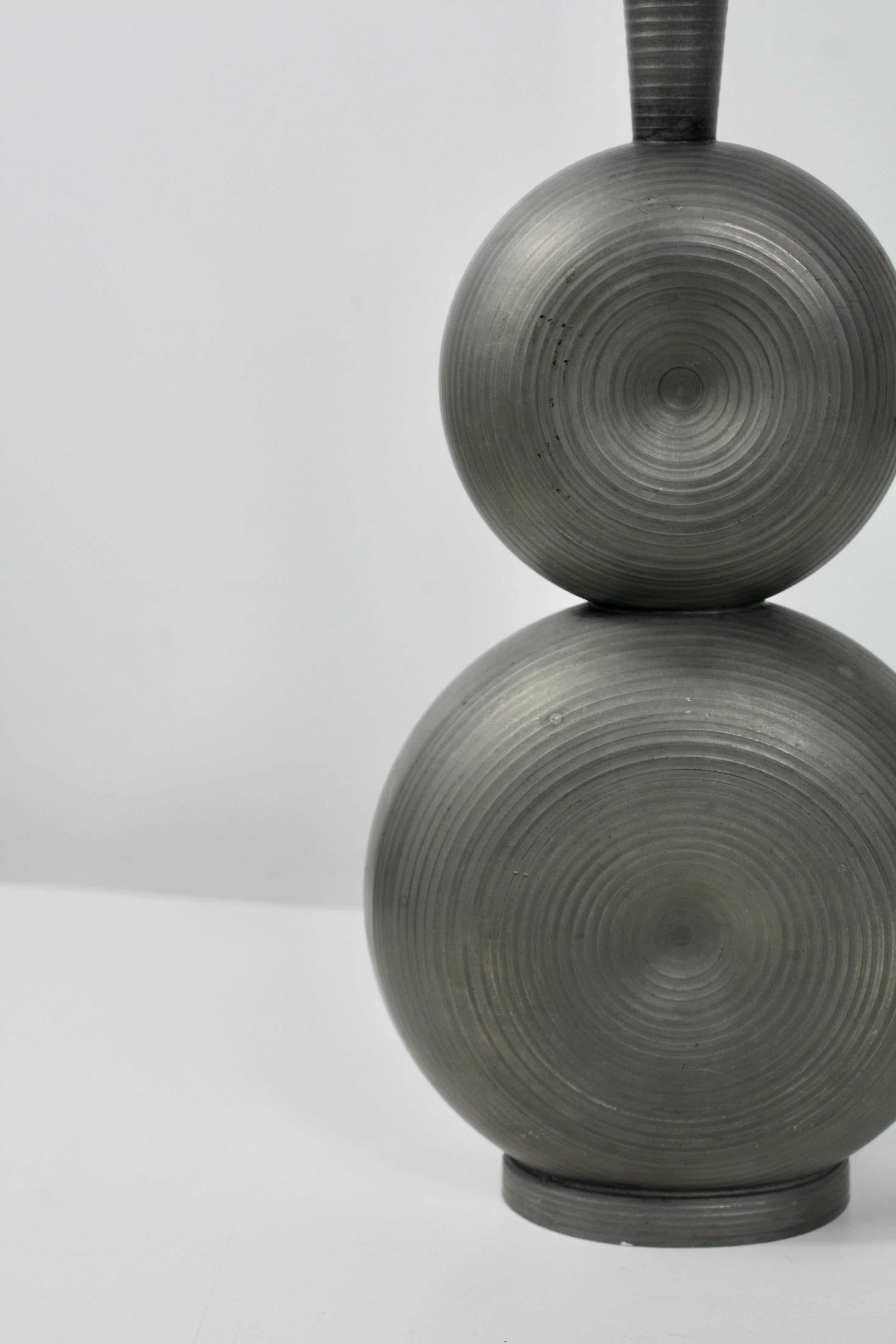 Decanter scultoreo in peltro di Gunnar Havstad, Norvegia, 1950 In condizioni buone in vendita a Västra Frölunda, SE