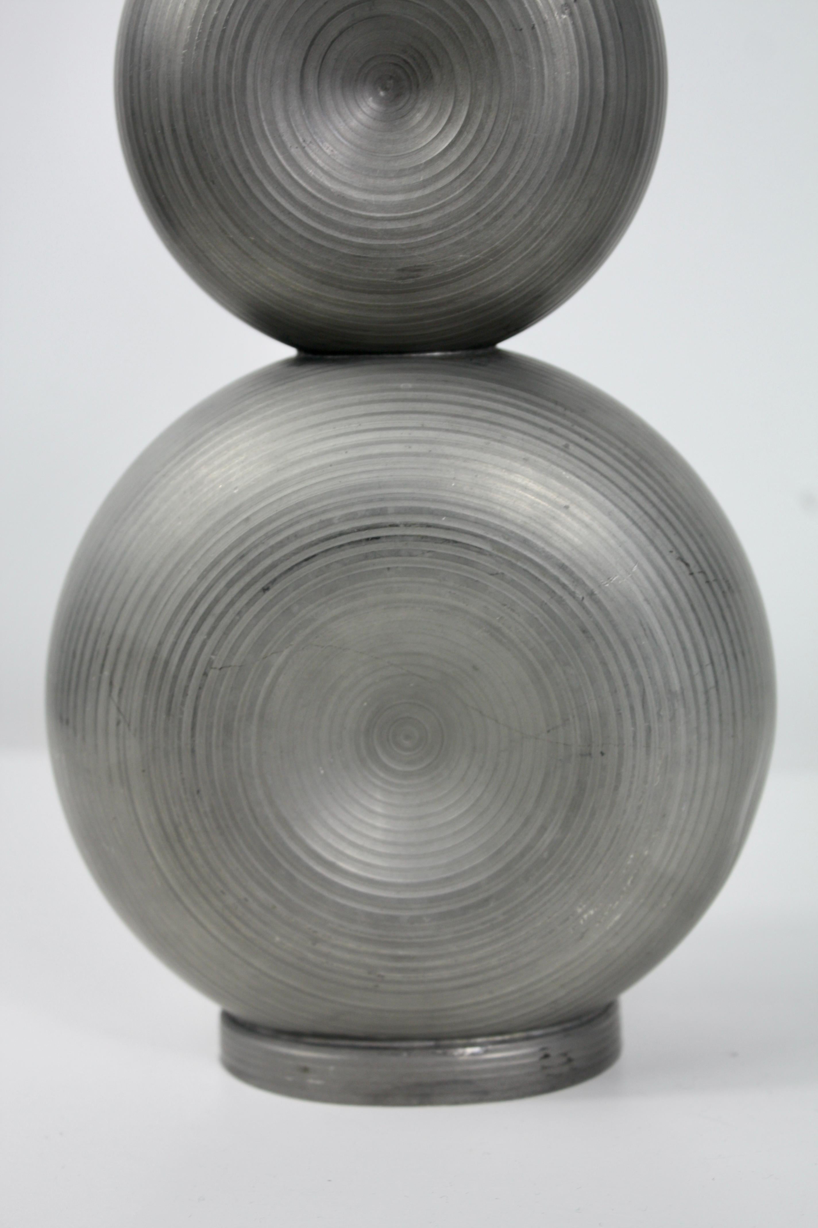 Metà XX secolo Decanter scultoreo in peltro di Gunnar Havstad, Norvegia, 1950 in vendita