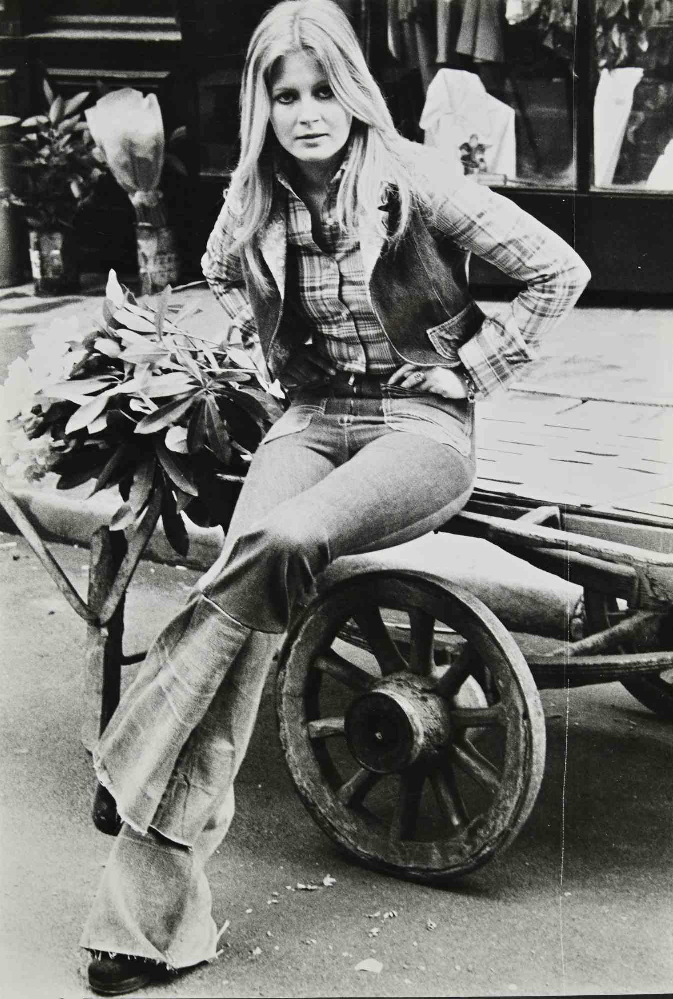 Un jeune mannequin français est une photo vintage en noir et blanc, réalisée dans les années 1970, par le photographe Gunnar Larsen. 

Bonnes conditions et vieillissement.

Il fait partie d'un album historique et nostalgique comprenant des moments