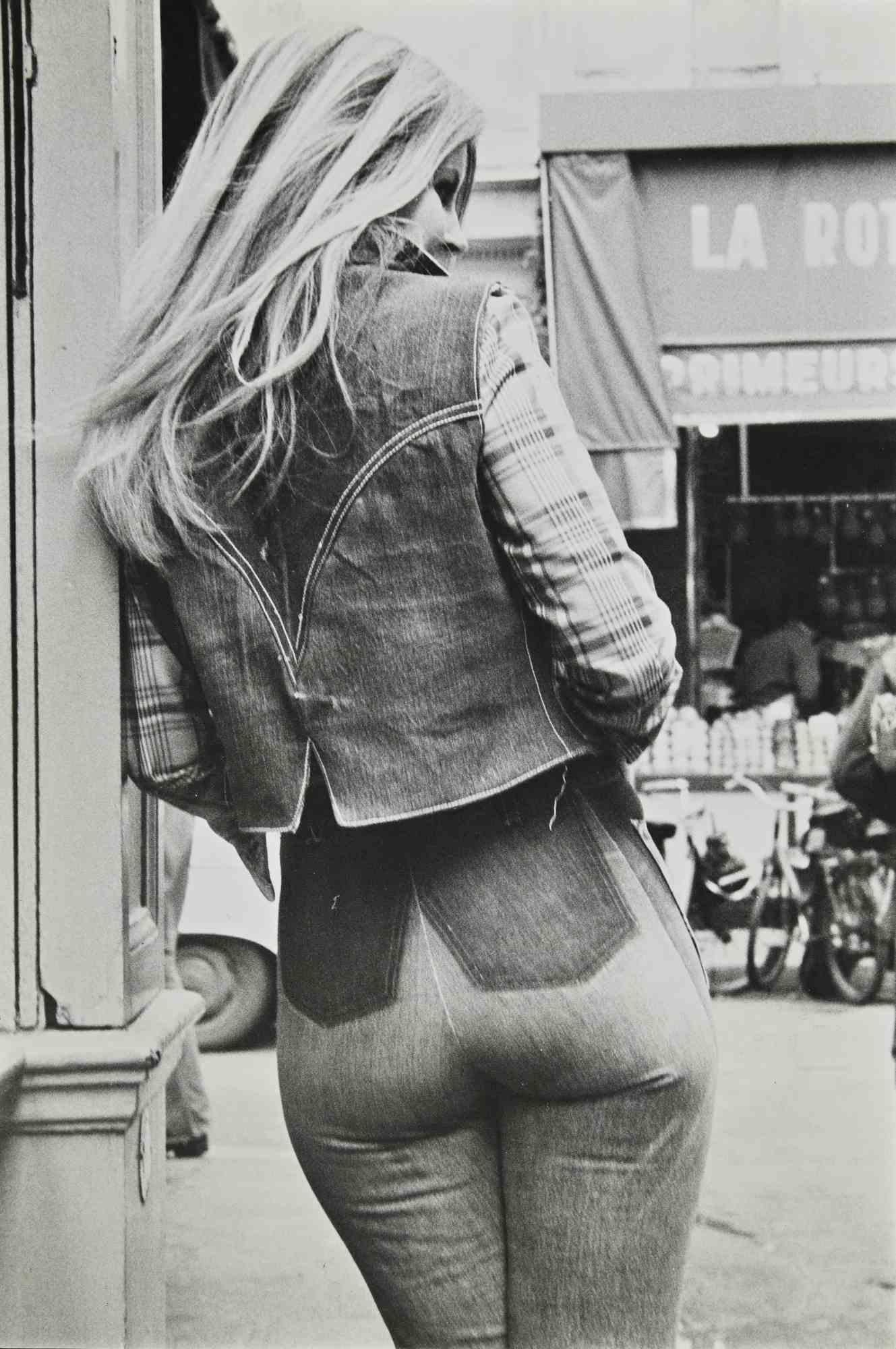 Una joven modelo francesa es una foto vintage en blanco y negro, realizada en los años 70, por el fotógrafo Gunnar Larsen. 

Buenas condiciones y envejecido.

Pertenece a un álbum histórico y nostálgico que incluye momentos históricos, lugares,