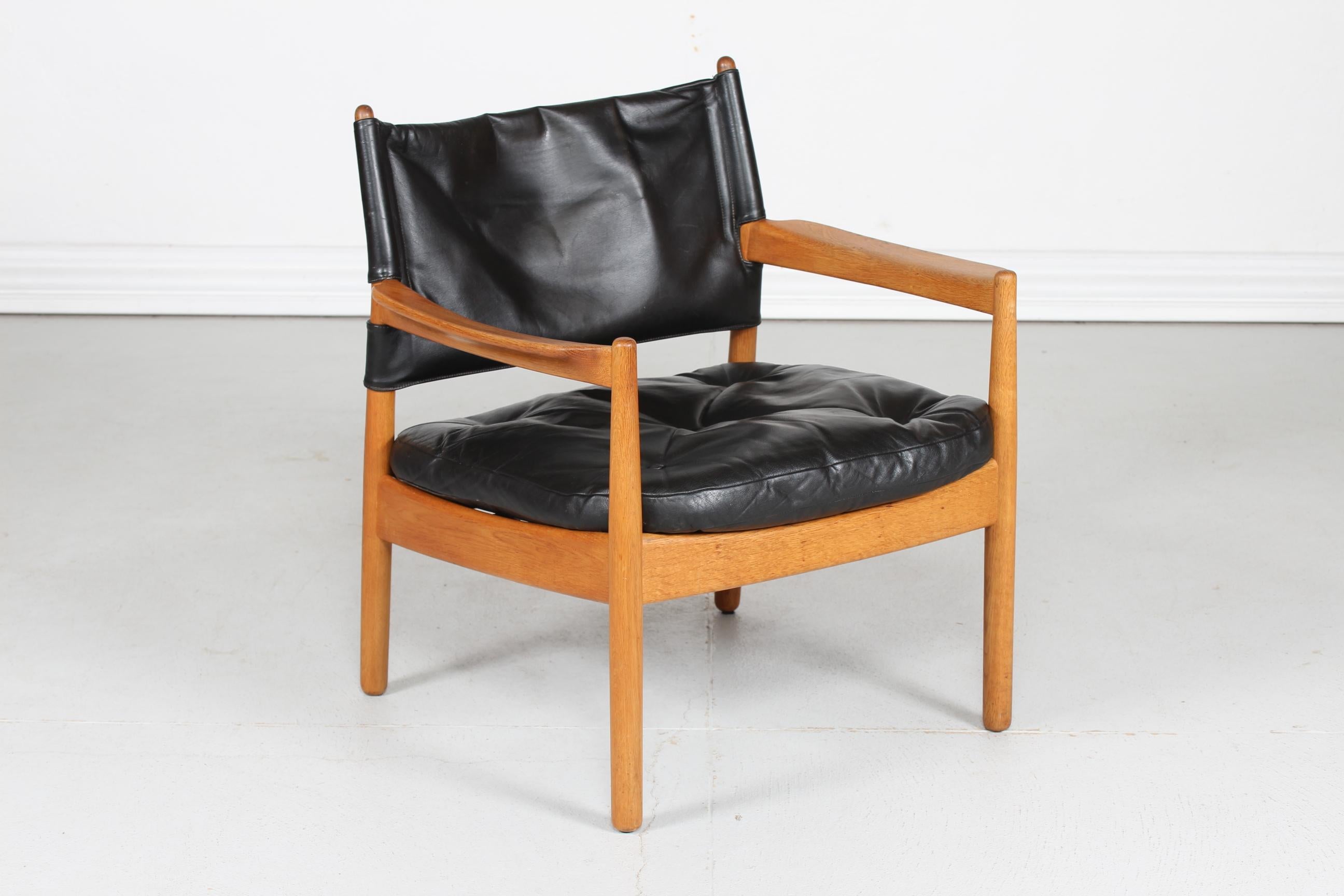Easy chair by the Swedish furniture designer and architect Gunnar Myrstrand (1925-1997) manufactured by Källemo Sweden.

This chair is made of solid oak and upholstered with black leather

Nice vintage condition with good patina after normal