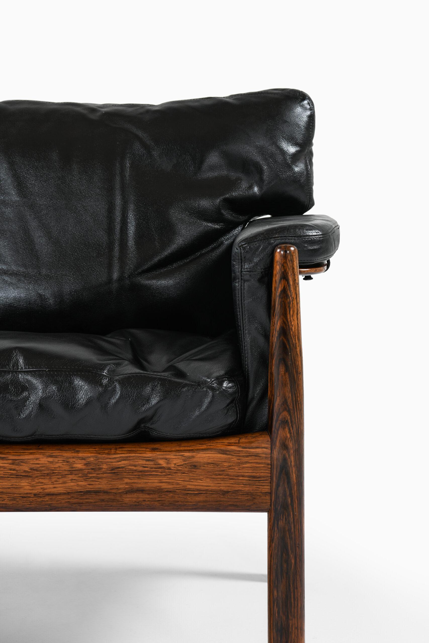 Sofa entworfen von Gunnar Myrstrand. Produziert von Källemo in Schweden.