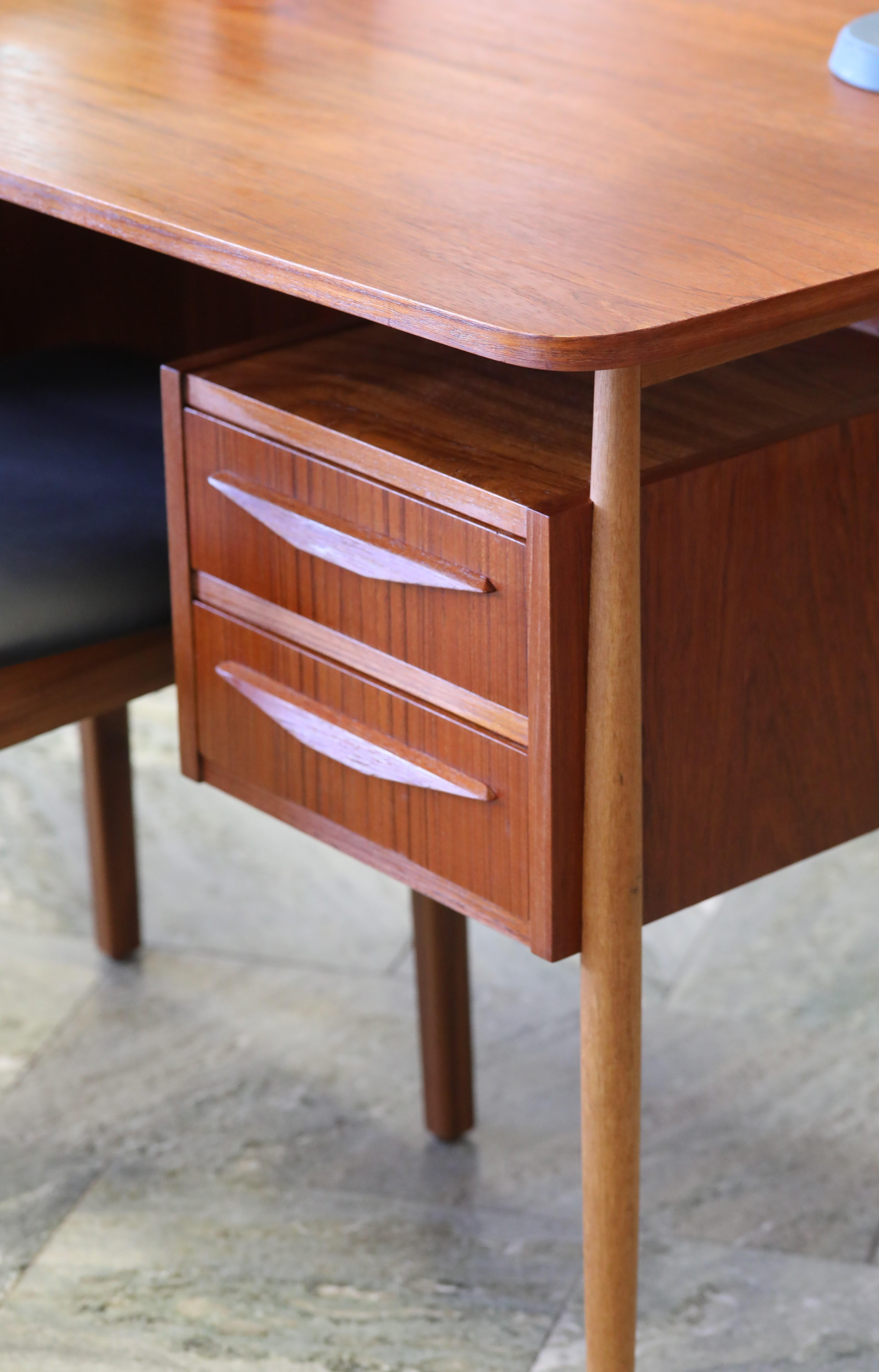 gunnar nielsen desk