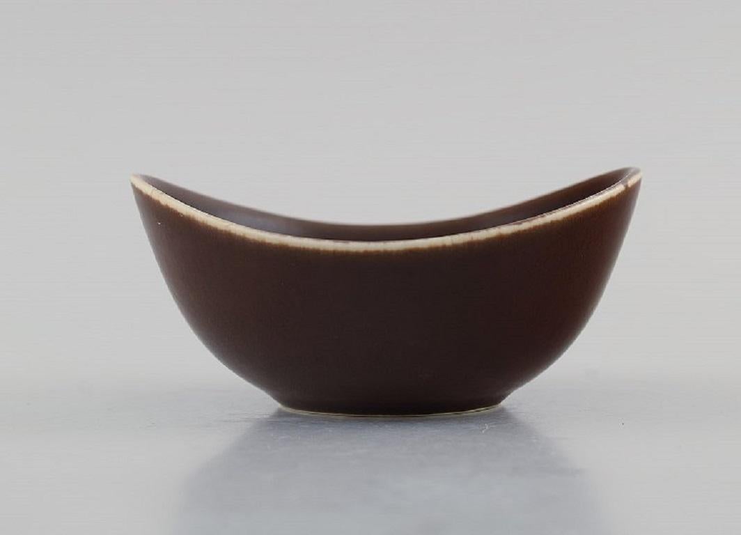 Gunnar Nylund (1904-1997) for Rörstrand. Bowl in glazed ceramics. 
Beautiful glaze in brown shades. Mid-20th century.
Measures: 10.5 x 5 cm.
In excellent condition.
Signed.
1st factory quality.