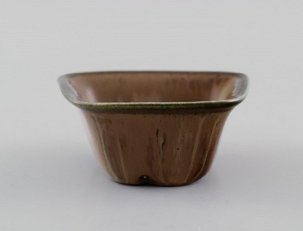 Gunnar Nylund (1904-1997) for Rörstrand. Bowl in glazed ceramics. 
Beautiful glaze in light earth tones. Mid-20th century.
Measures: 9 x 8 cm.
Height: 3.5 cm.
In excellent condition.
Signed.
1st factory quality.