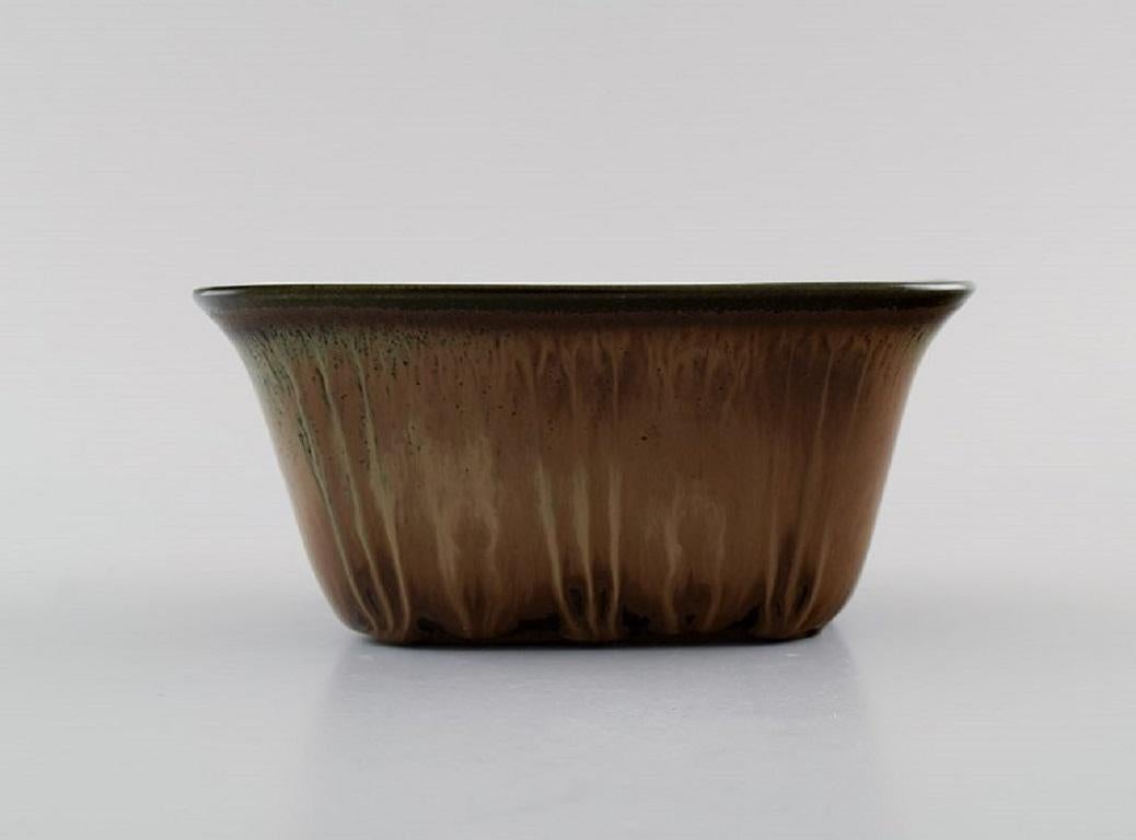 Gunnar Nylund (1904-1997) for Rörstrand. Bowl in glazed ceramics. 
Beautiful glaze in earth tones. Mid-20th century.
Measures: 14 x 12 cm.
Height: 6.5 cm.
In excellent condition.
Signed.
1st factory quality.
