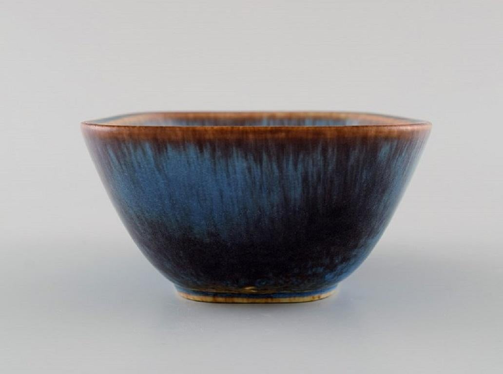 Gunnar Nylund (1904-1997) for Rörstrand. Bowl in glazed ceramics. 
Beautiful glaze in blue and brown shades. Mid-20th century.
Measures: 14.5 x 11.5 cm.
Height: 5.5 cm.
In excellent condition.
Signed.
1st factory condition.