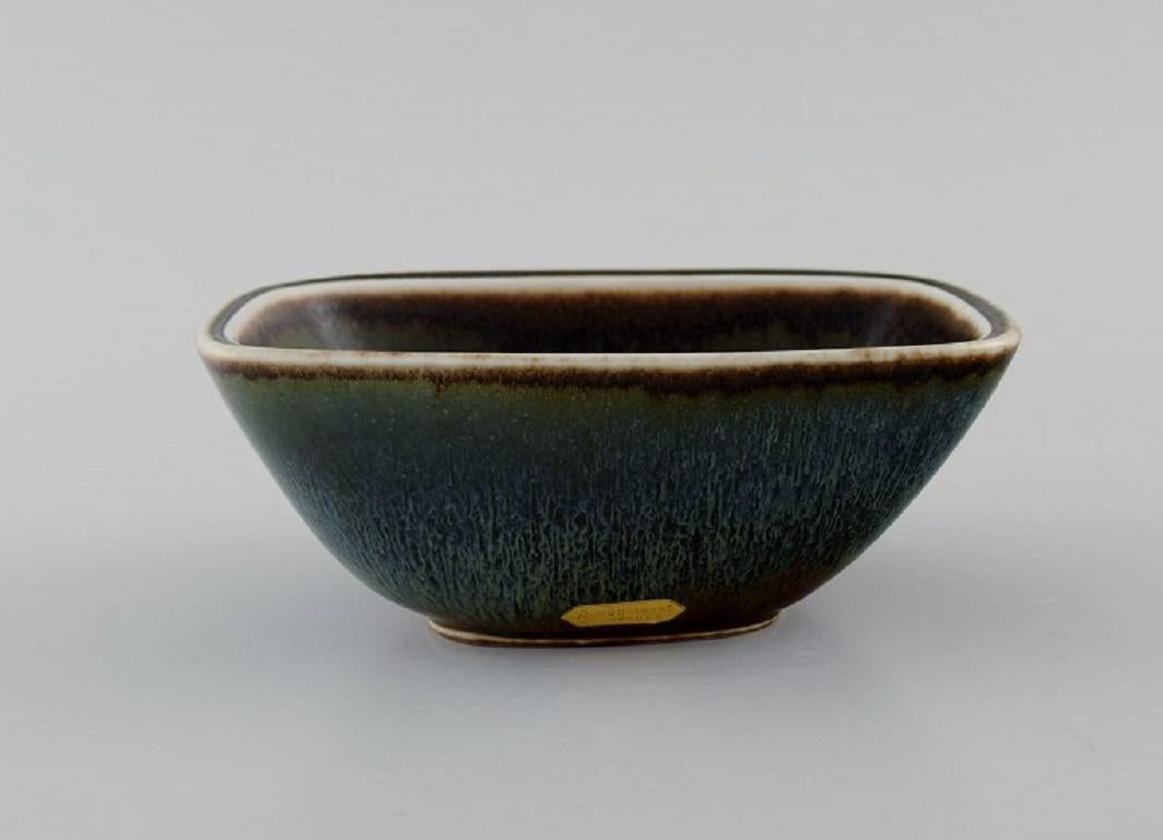 Gunnar Nylund (1904-1997) for Rörstrand. Bowl in glazed ceramics. 
Beautiful glaze in blue-green and brown shades. Mid-20th century.
Measures: 14.5 x 11 cm.
Height: 5.5 cm.
In excellent condition.
Signed.
1st factory quality.