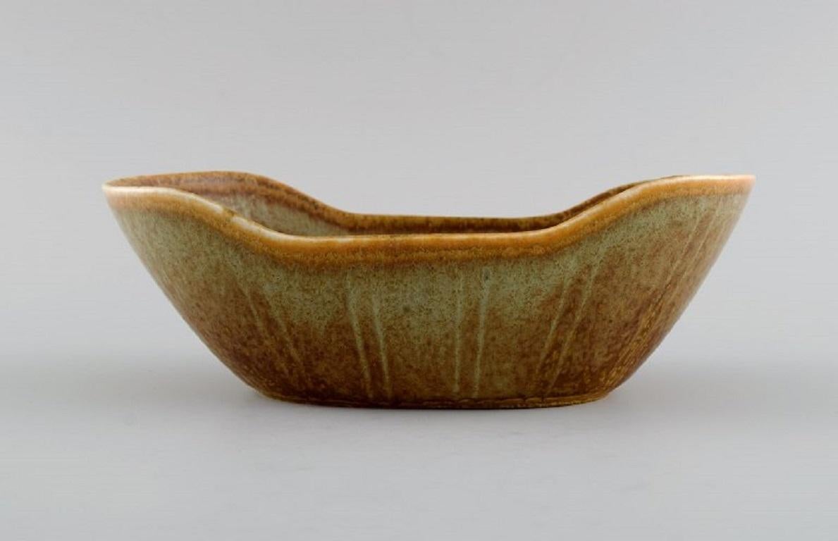 Gunnar Nylund (1904-1997) for Rörstrand. Bowl in glazed ceramics. 
Beautiful glaze in earth tones. Mid-20th century.
Measures: 19 x 6.5 cm.
In excellent condition.
Signed.
1st factory quality.