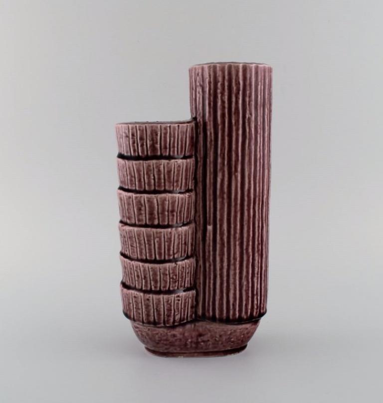 Gunnar Nylund (1904-1997) for Rörstrand. 
Chamotte vase in glazed ceramics. Beautiful glaze in light violet shades.
Mid-20th century.
Measures: 25 x 14 cm.
In excellent condition.
Stamped.
1st factory quality.