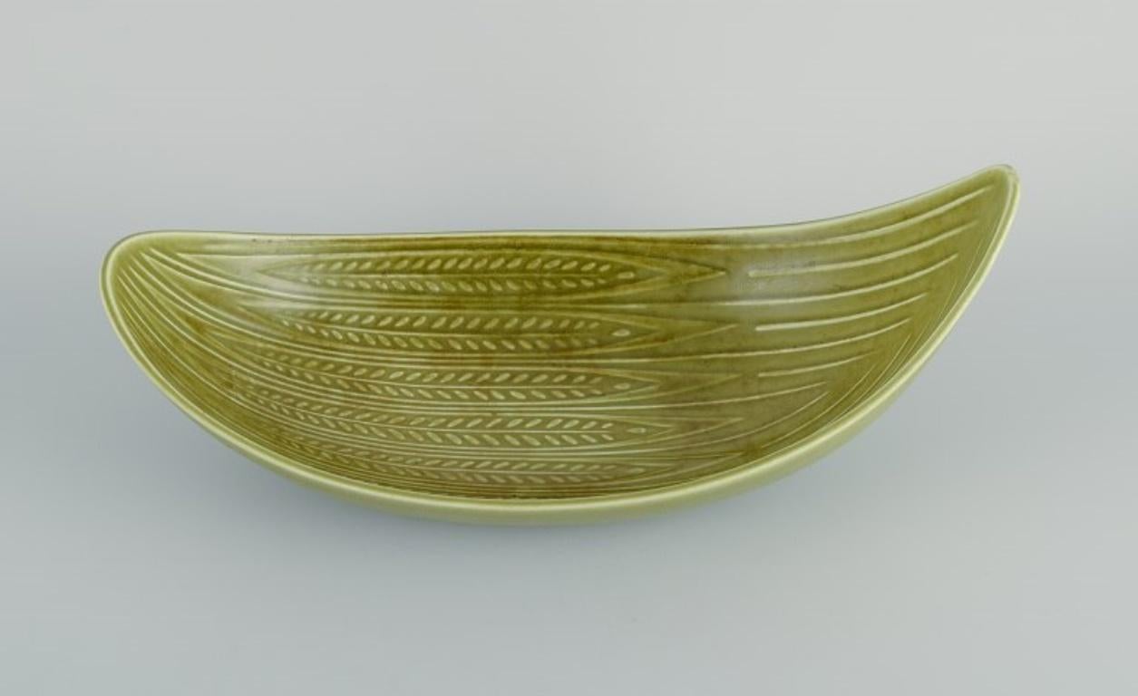 Gunnar Nylund (1904–1997) for Rörstrand. 
Rialto bowl in ceramic, oblong organic shape with light green glaze.
1960s.
In perfect condition.
Marked.
Dimensions: L 34.0 x D 13.5 cm.