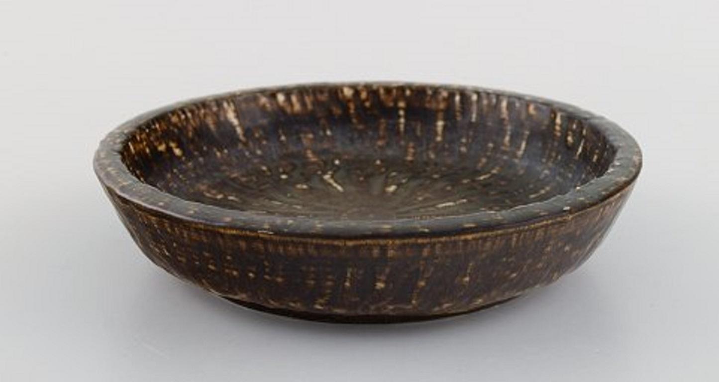 Gunnar Nylund (1904-1997) for Rörstrand. Round bowl in glazed stoneware. Beautiful glaze in brown shades. Swedish design, 1960s.
Measures: 18.5 x 4.5 cm.
Stamped.
In excellent condition. 2nd factory quality.
Small glaze bubble.