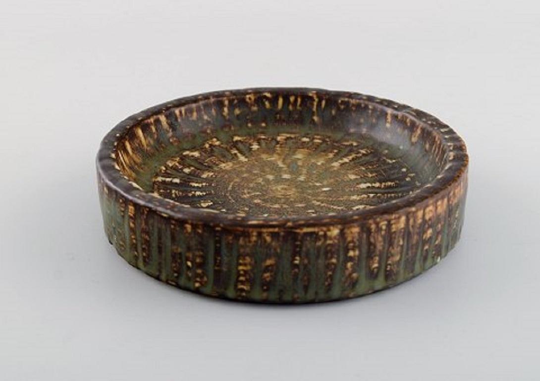 Gunnar Nylund (1904-1997) for Rörstrand. Round bowl in glazed stoneware. Beautiful glaze in brown shades. Swedish design, 1960s.
Measures: 14 x 3.3 cm.
Stamped.
In excellent condition. 1st factory quality.