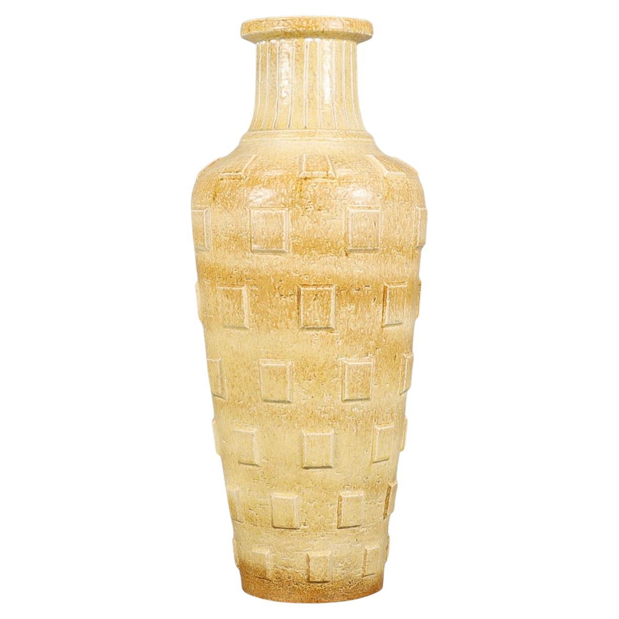 GUNNAR NYLUND. Vaso da terra in gres, Rörstrand, circa 1950. A forma di balaustro in smalto marrone-beige con quadrati in rilievo.
Firmato. Piccoli danni e graffi.