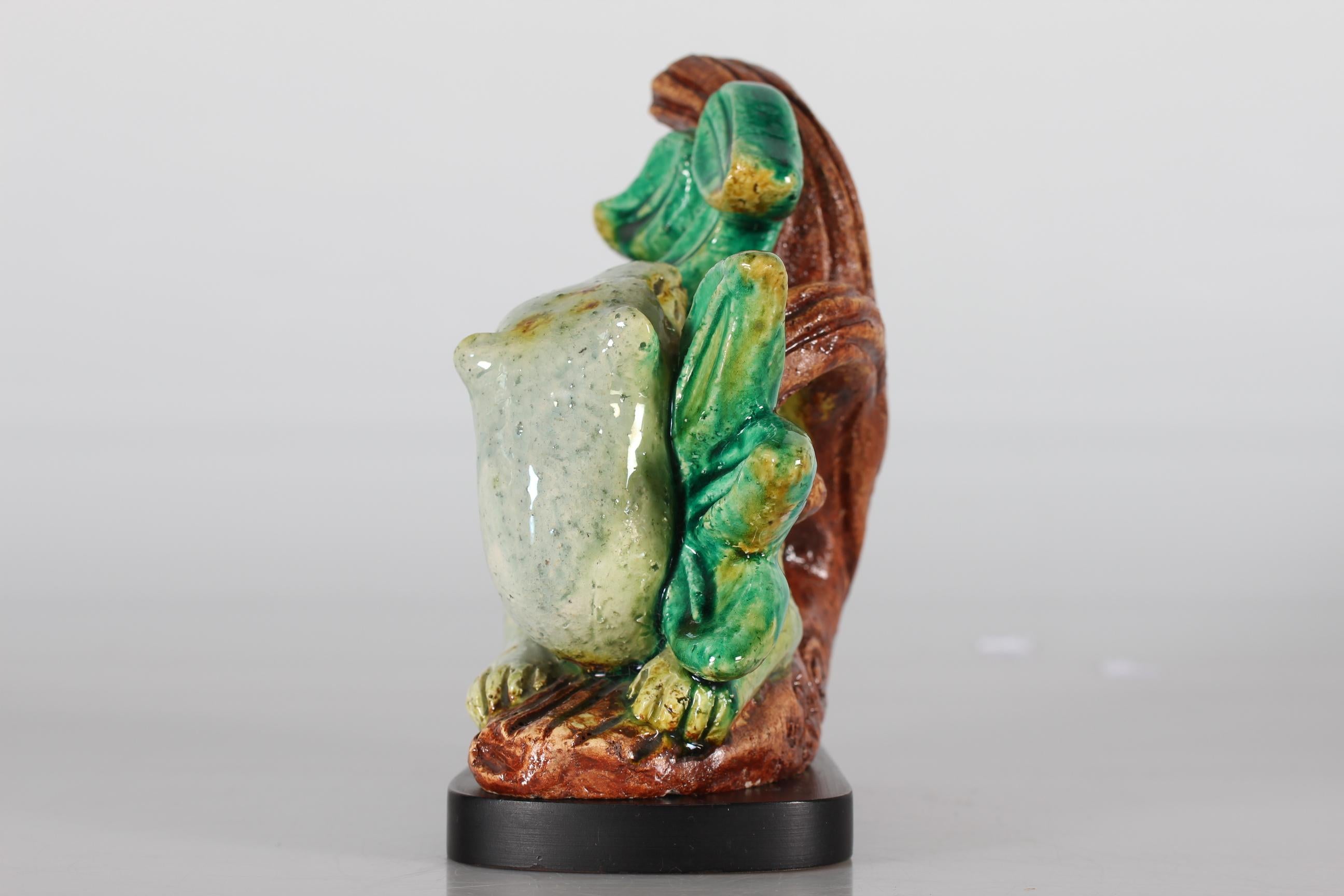 Vieille sculpture/figurine d'une belette dans la nature par Gunnar Nylund pour Rörstrand, Suède. Fabriqué dans les années 1960. 

La sculpture est faite de grès et est émaillée brillamment dans différentes couleurs vives de brun, vert, blanc et
