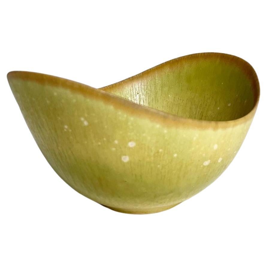 Gunnar Nylund ARO bowl in hand-thrown stoneware with a beautiful green-yellow glaze with specks. Hand-crafted in the 1950s in Sweden for Rörstrand. First quality sorting.

Measures: width: 16 cm
Depth: 12.5 cm
Height: 8 cm.