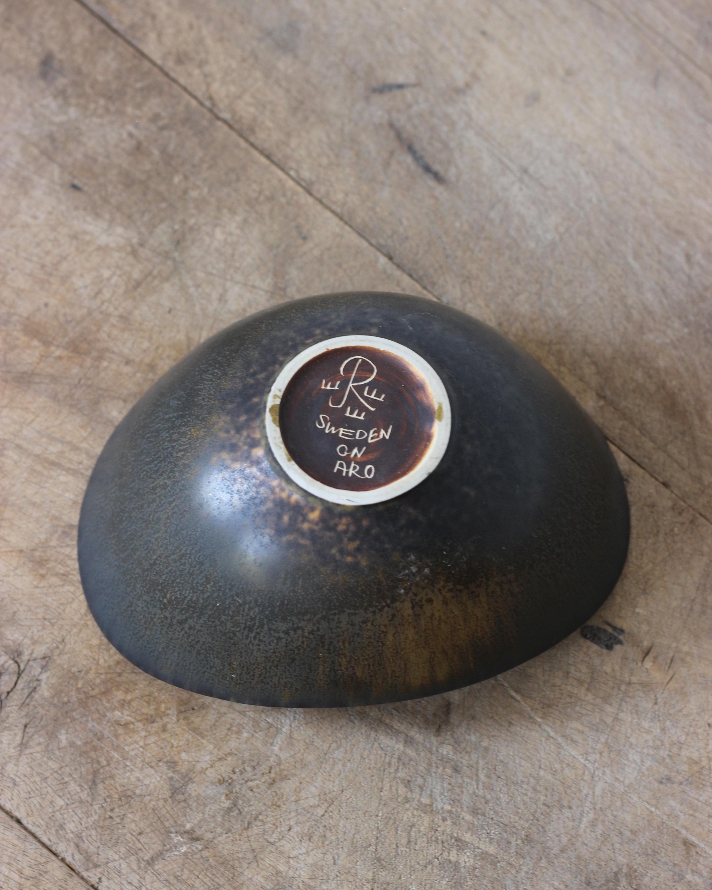 Bol en céramique grès à glaçure foncée marron foncé «ARO » de Gunnar Nylund pour Rrstrand, années 1950 Bon état - En vente à Los Angeles, CA