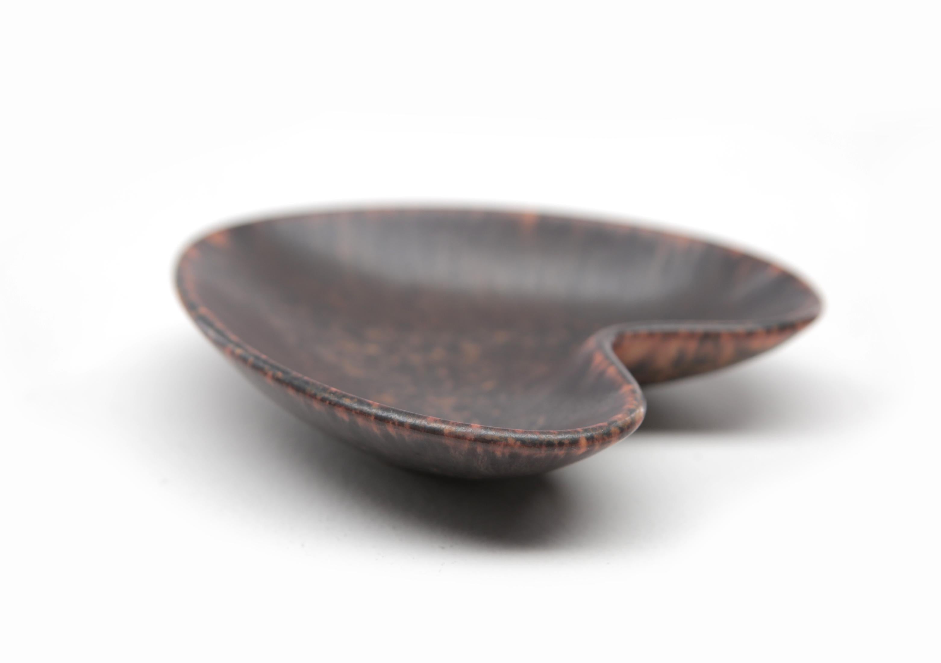 Mid-Century Modern Gunnar Nylund AXA Heart Shaped Brown Bowl Ochre Rim for Rorstrand, Sweden, 1960s