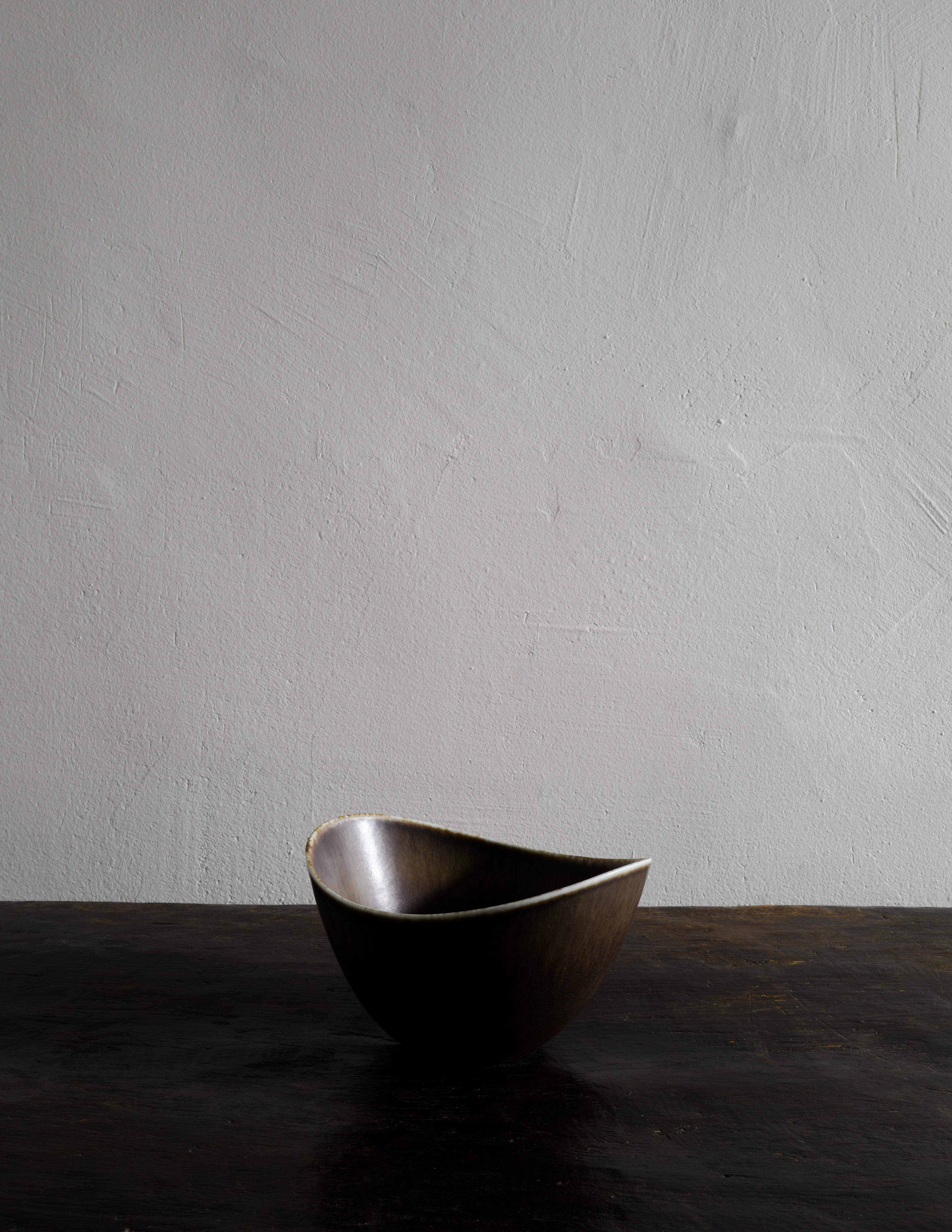 Rare ad beautiful bowl by Gunnar Nylund in a black dark brown glaze for Rörstrand produced in the 1950s. In good vintage condition with small signs from age and use. Signed 