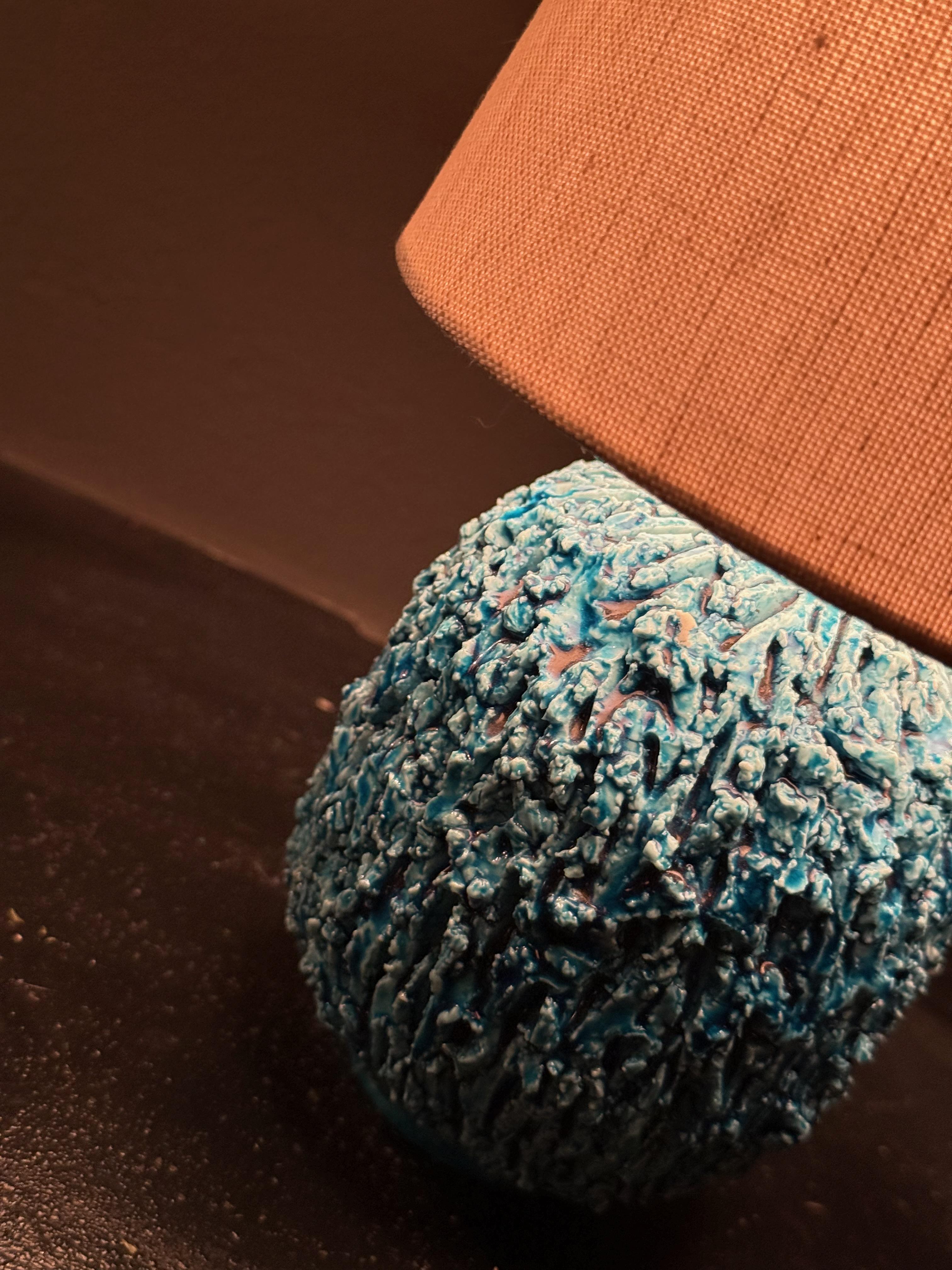 Gunnar Nylund Lámpara de sobremesa de gres Chamotte azul. Rörstrand, años 50. Sueco en venta