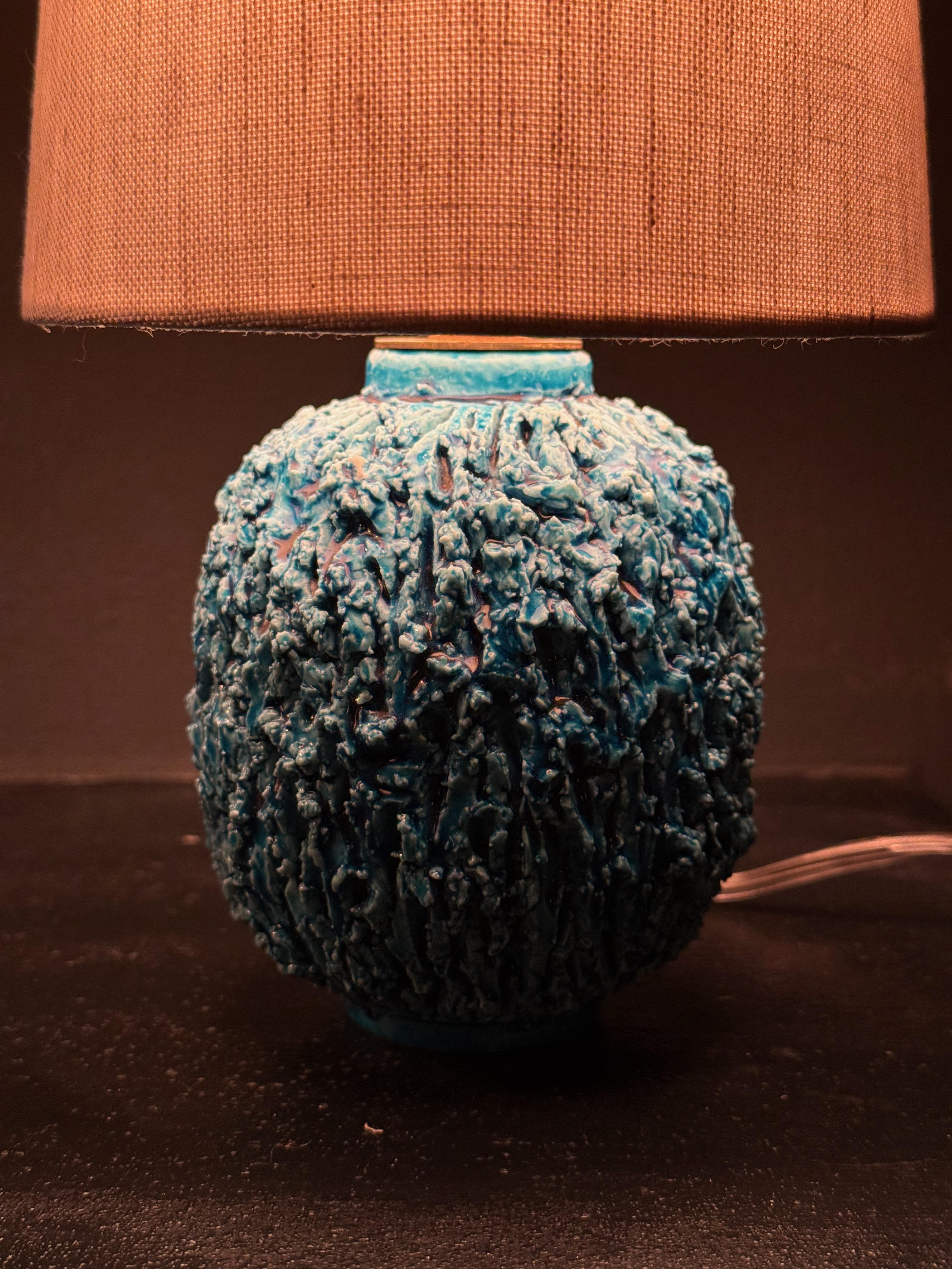 Gunnar Nylund Lámpara de sobremesa de gres Chamotte azul. Rörstrand, años 50. Latón en venta