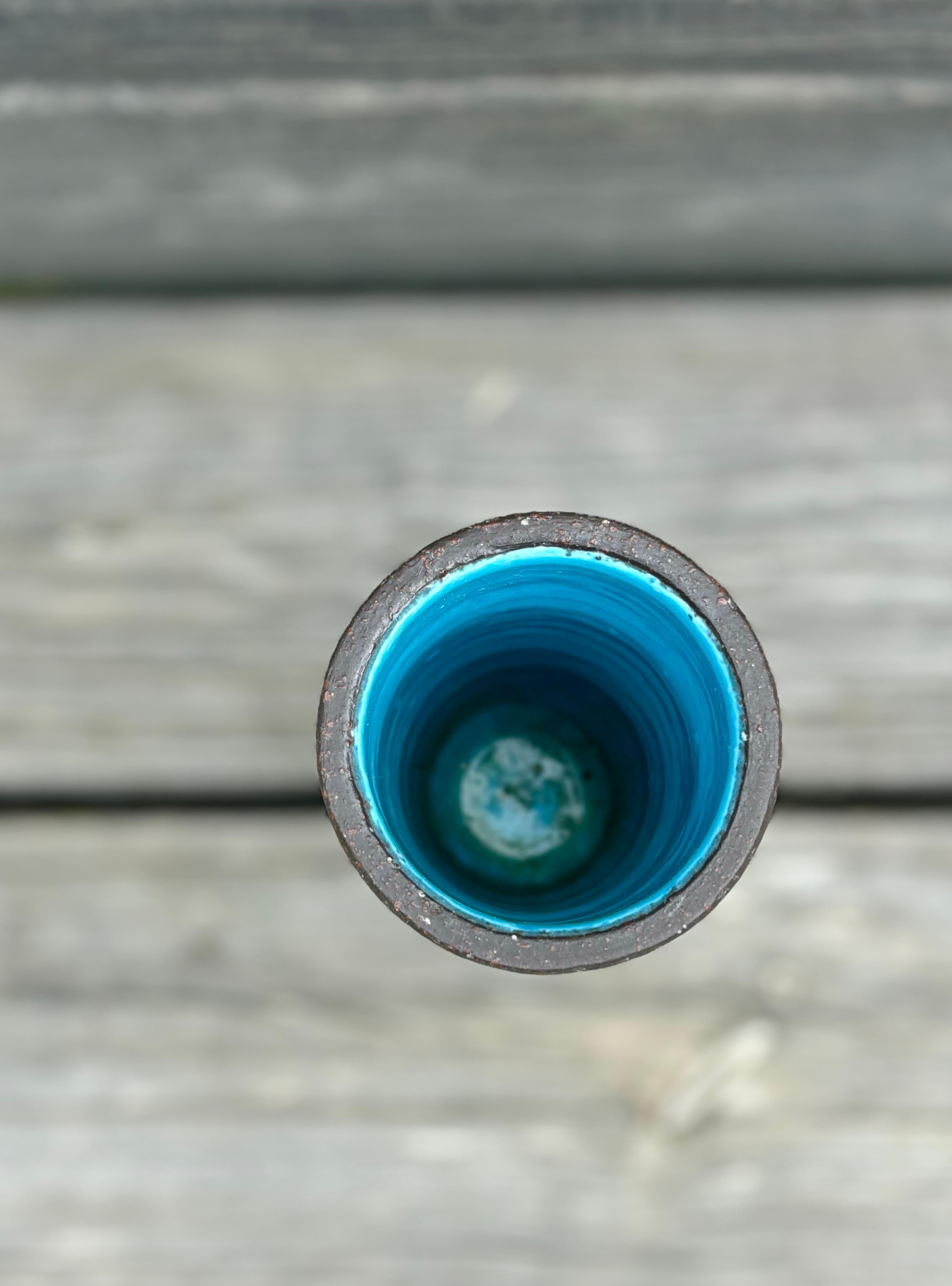 Svedese Vaso cilindrico di Gunnar Nylund con smalto blu e Chamotte grezza, anni '60 in vendita