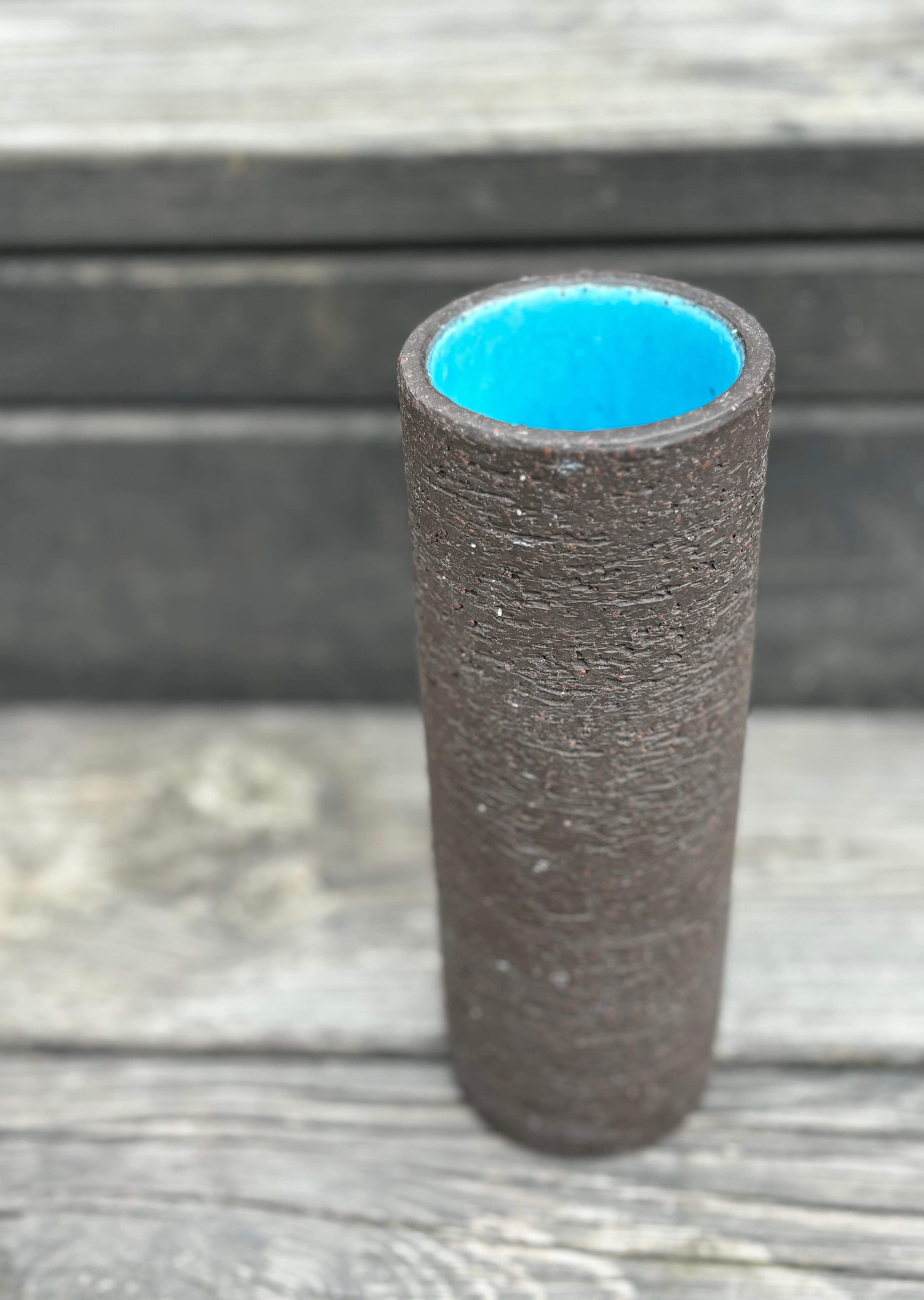 Smaltato Vaso cilindrico di Gunnar Nylund con smalto blu e Chamotte grezza, anni '60 in vendita