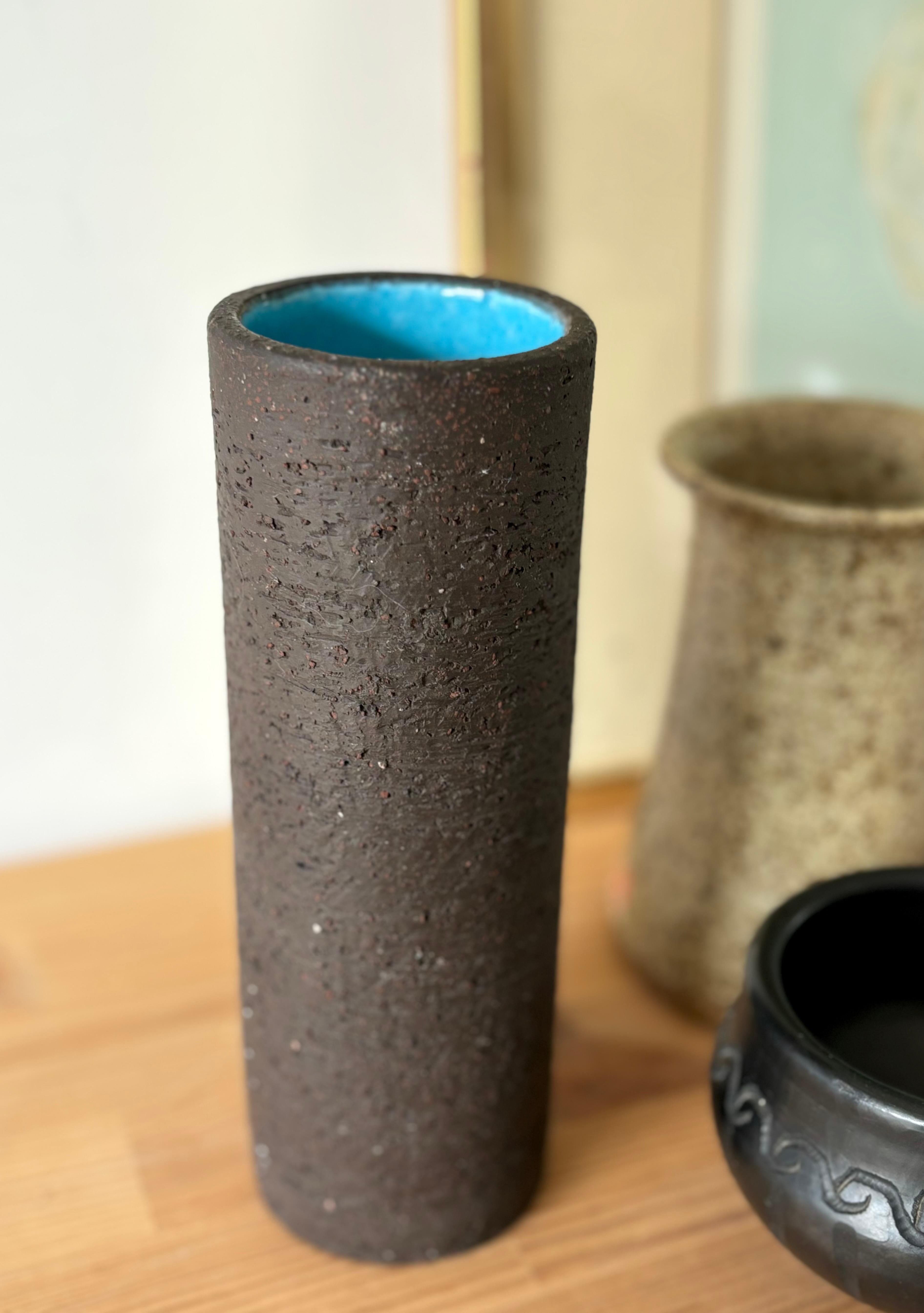 XX secolo Vaso cilindrico di Gunnar Nylund con smalto blu e Chamotte grezza, anni '60 in vendita