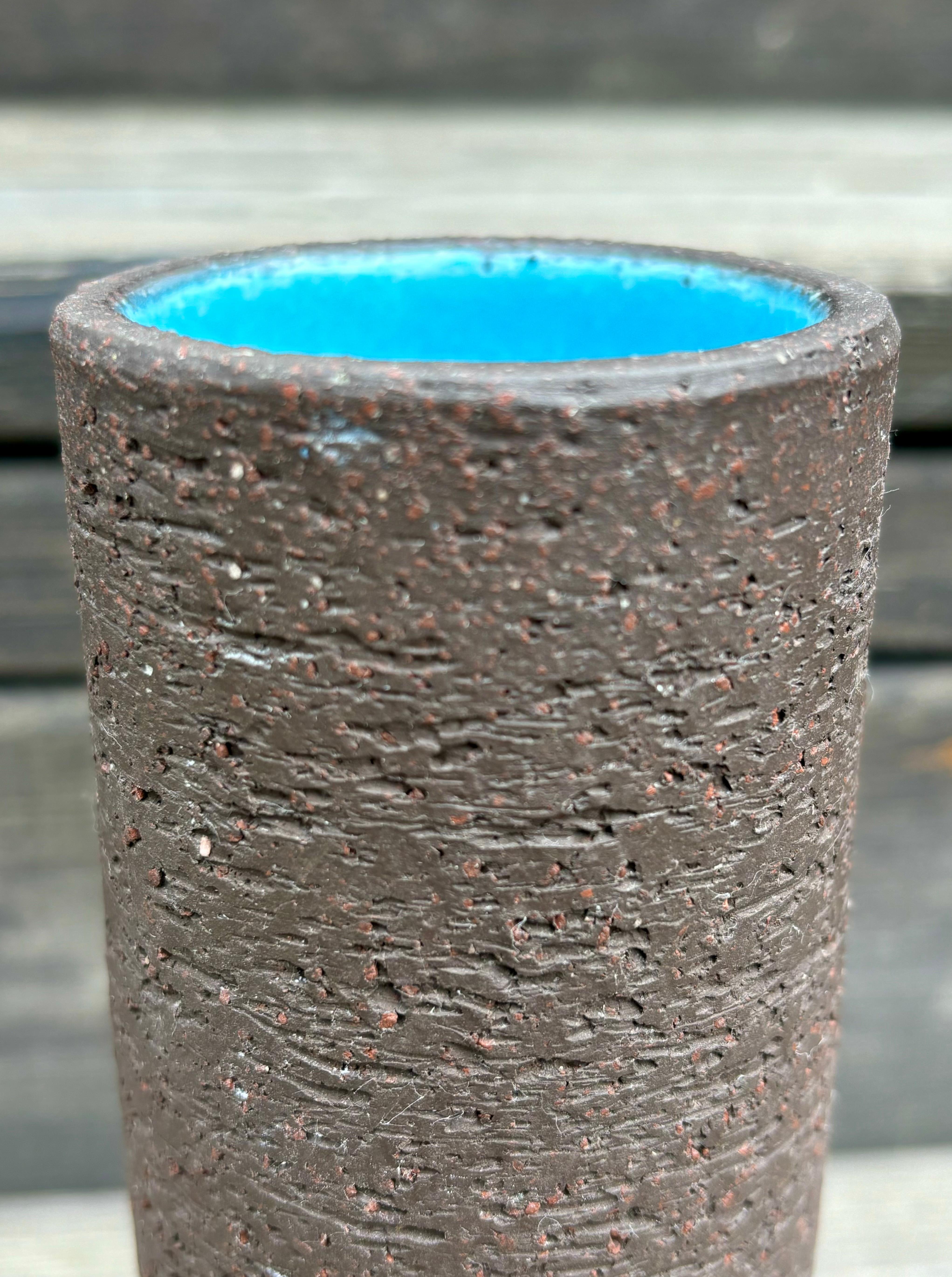 Ceramica Vaso cilindrico di Gunnar Nylund con smalto blu e Chamotte grezza, anni '60 in vendita