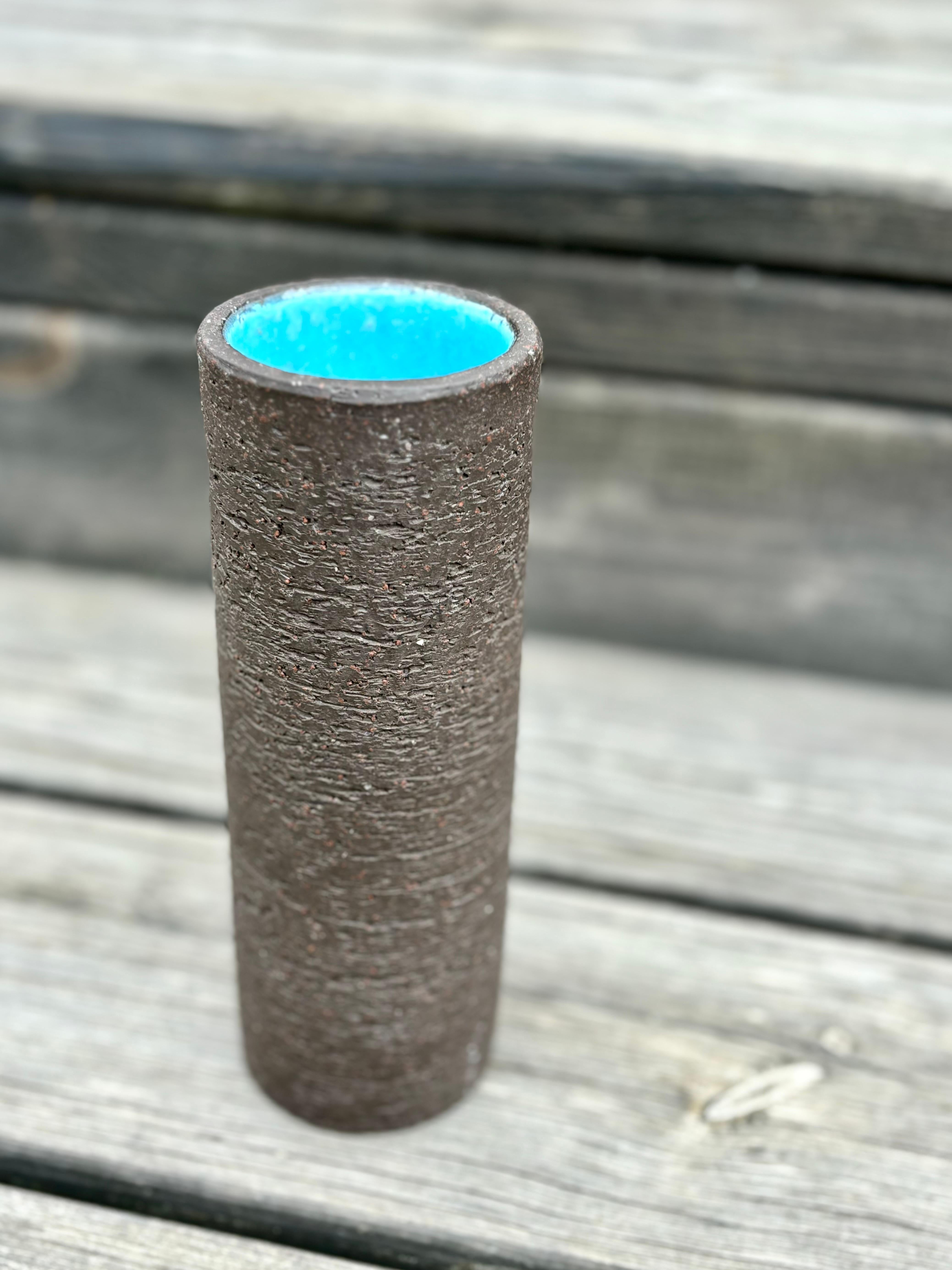 Vaso cilindrico di Gunnar Nylund con smalto blu e Chamotte grezza, anni '60 in vendita 1