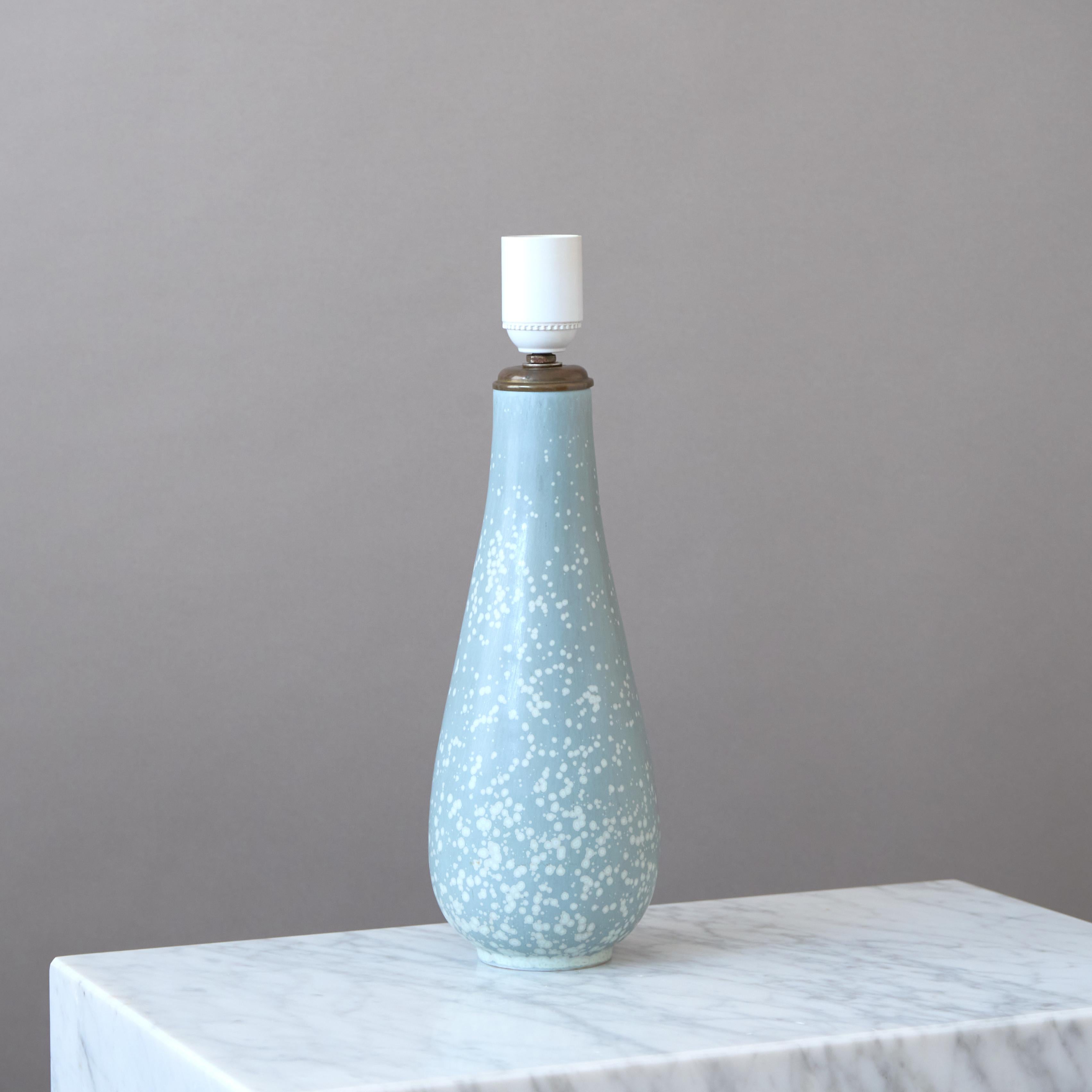 Gunnar Nylund, Lámpara de sobremesa de gres moteado azul para Rörstrand, Suecia, años 40 Sueco en venta