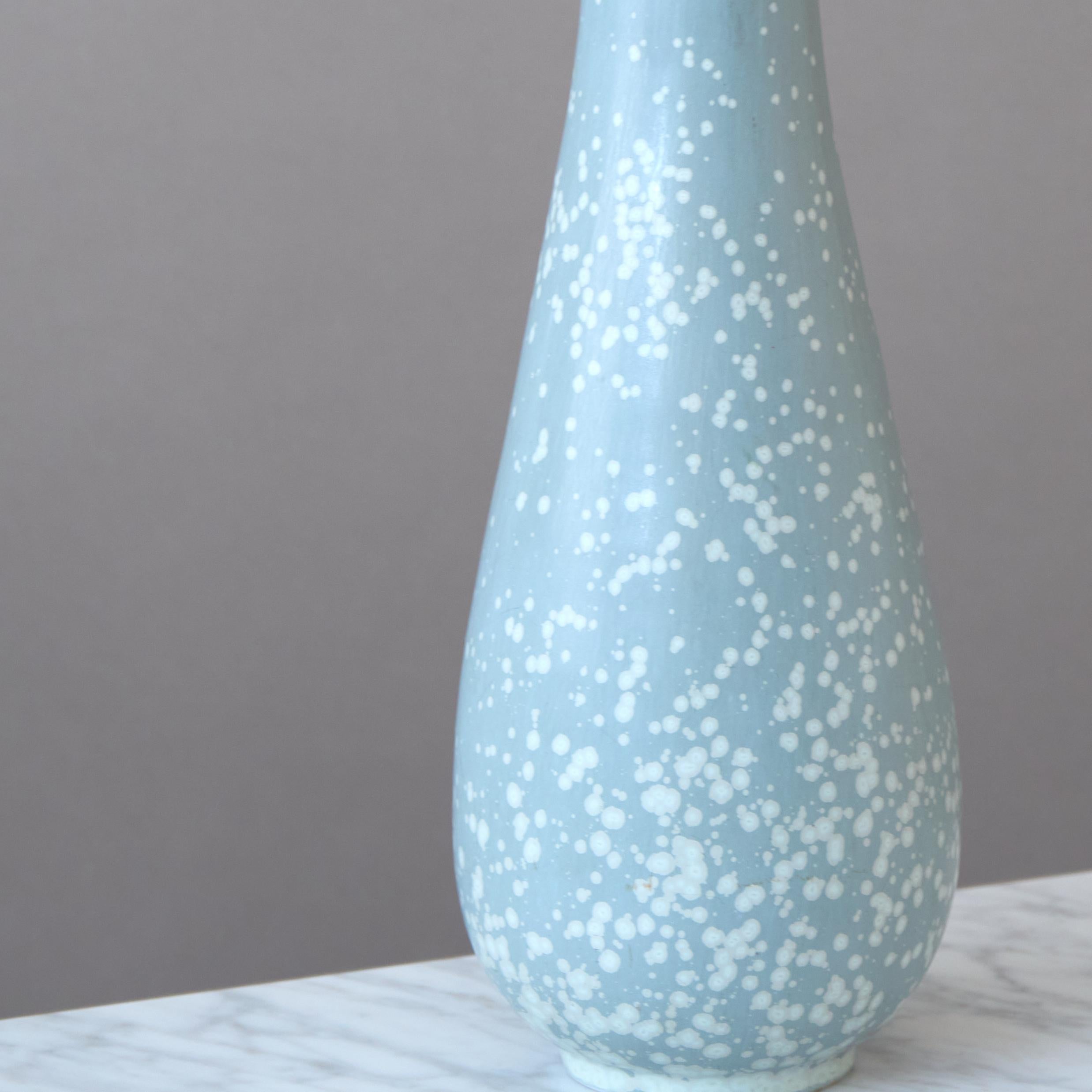 Gunnar Nylund, Lámpara de sobremesa de gres moteado azul para Rörstrand, Suecia, años 40 Glaseado en venta
