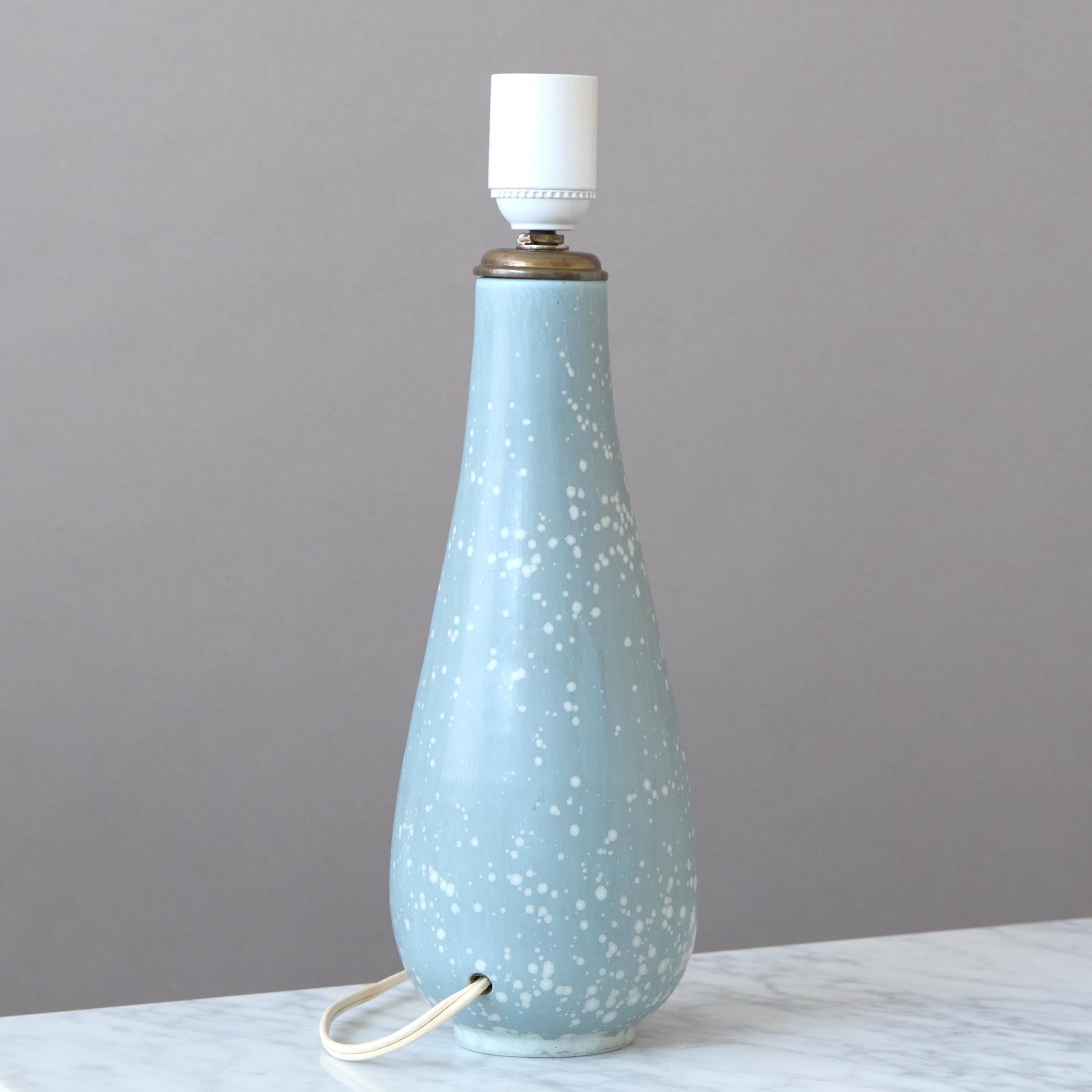 Gunnar Nylund, Lámpara de sobremesa de gres moteado azul para Rörstrand, Suecia, años 40 en Bueno estado para la venta en Malmö, SE