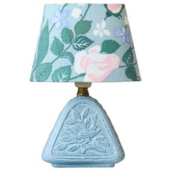 Gunnar Nylund, lampada da tavolo triangolare in gres blu per Rörstrand, Svezia, anni ’40