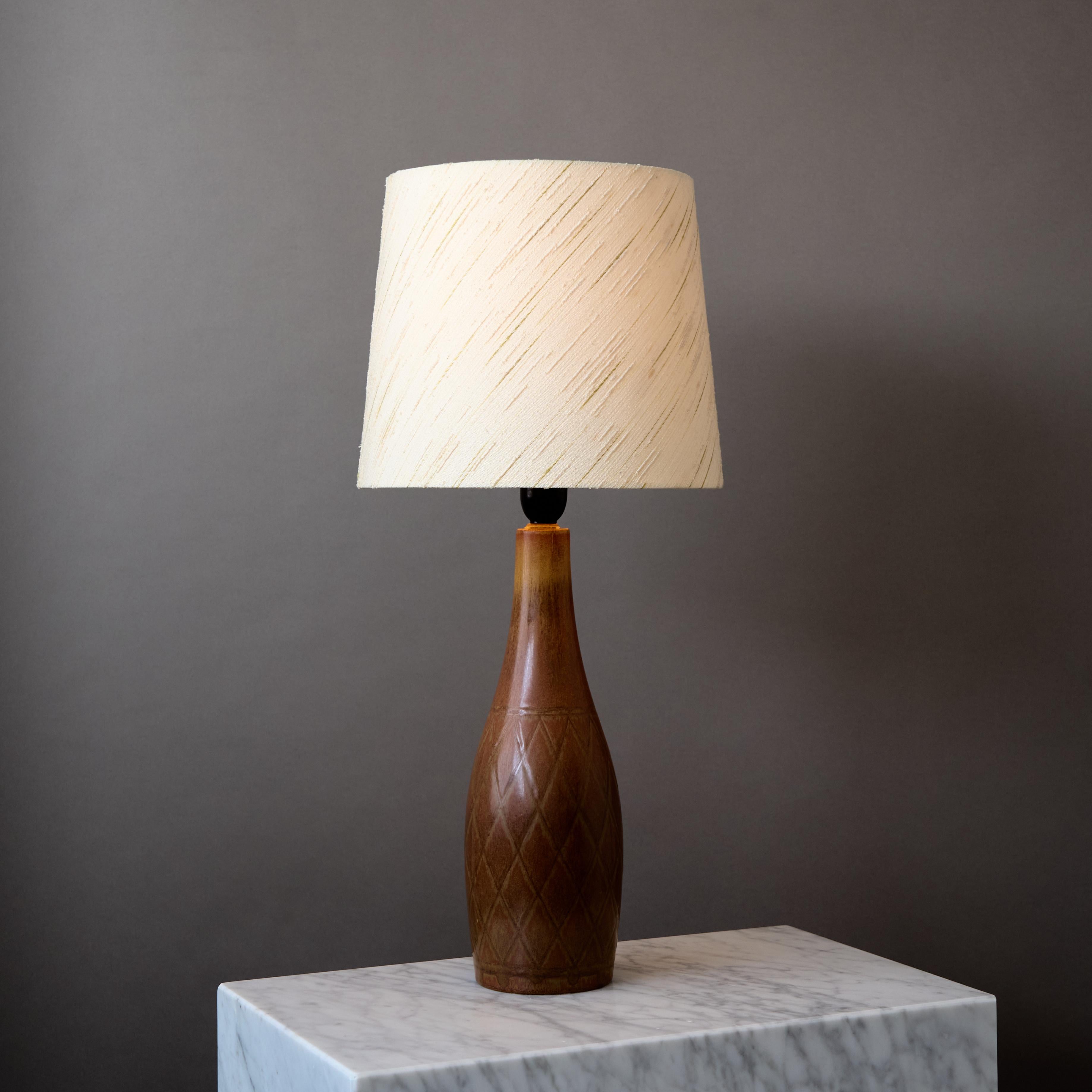 Gunnar Nylund, Lámpara de sobremesa de gres marrón para Rörstrand, Suecia, años 40 Sueco en venta