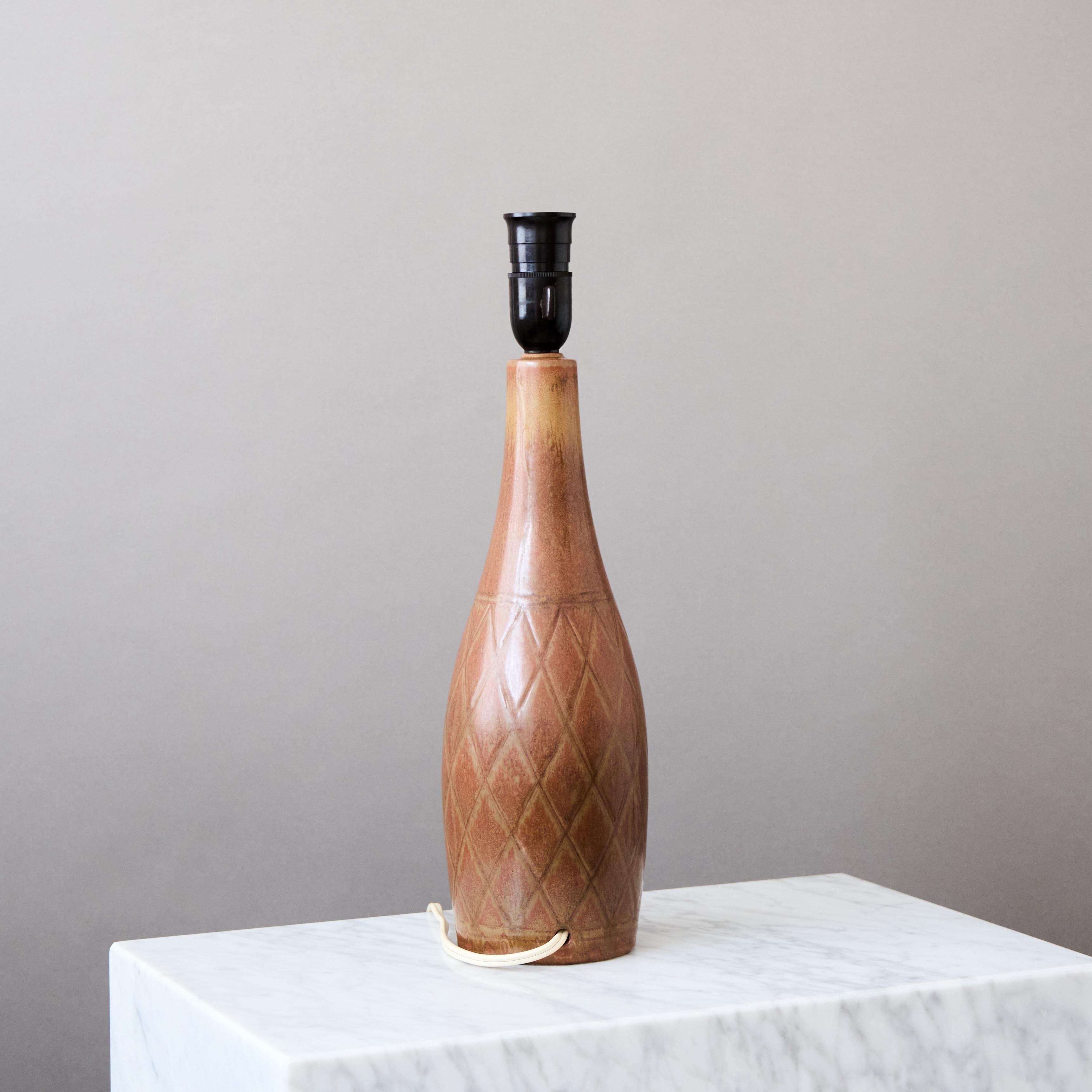 Gunnar Nylund, Lámpara de sobremesa de gres marrón para Rörstrand, Suecia, años 40 en Bueno estado para la venta en Malmö, SE