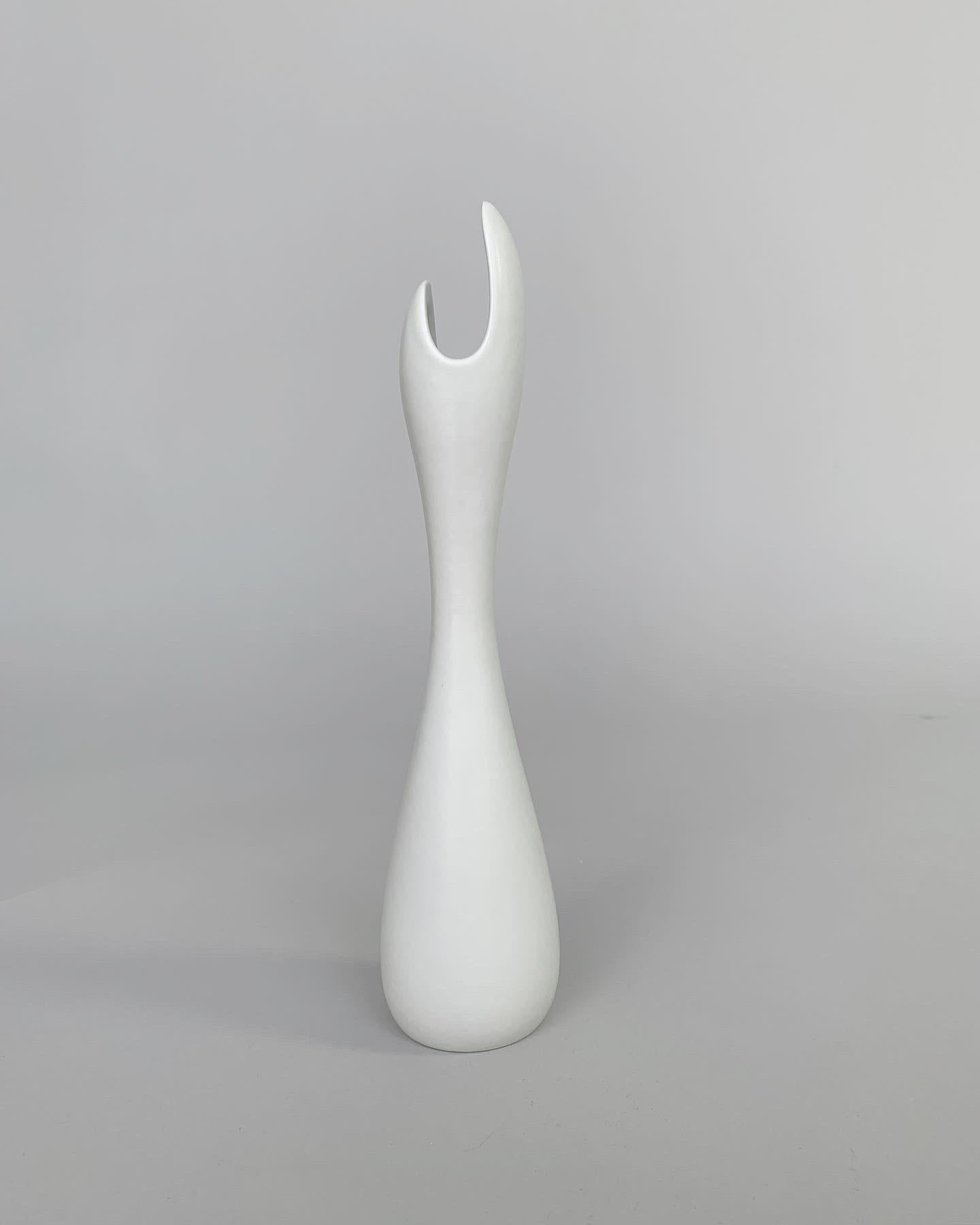 Gunnar Nylund ‚Caolina‘ vase in white glazed stoneware, designed in 1955 for Rörstrand factory in Sweden.

1st class quality sorting, very good condition.

Height: 26.5 cm
Diameter: 6 cm