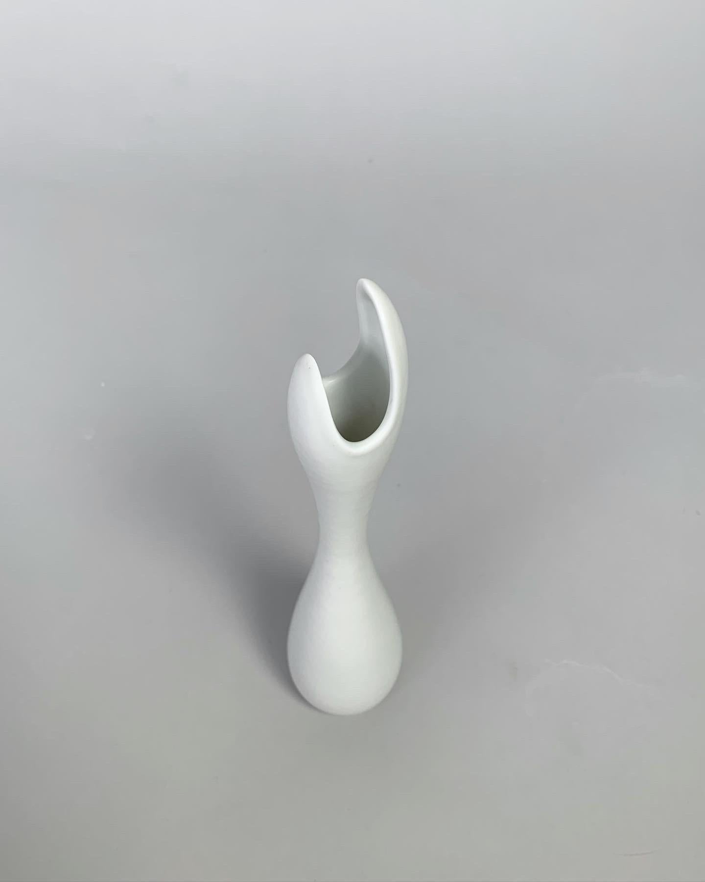Gunnar Nylund Caolina Vase White Glazed Stoneware Carrara Rörstrand Sweden In Good Condition For Sale In Basel, BS